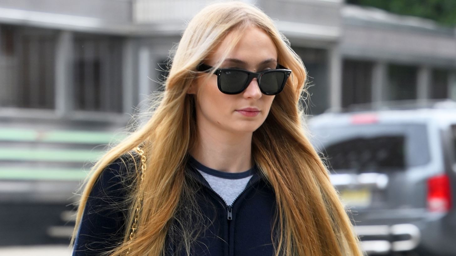 Sophie Turner | &#x3A4;&#x3B1; &#x3C4;&#x3C1;&#x3C5;&#x3C6;&#x3B5;&#x3C1;&#x3AC; &#x3C6;&#x3B9;&#x3BB;&#x3B9;&#x3AC; &#x3BC;&#x3B5; &#x3C4;&#x3BF;&#x3BD; &#x3C0;&#x3C1;&#x3CE;&#x3B7;&#x3BD; &#x3C3;&#x3CD;&#x3BD;&#x3C4;&#x3C1;&#x3BF;&#x3C6;&#x3BF; &#x3C4;&#x3B7;&#x3C2; &#x39C;&#x3B1;&#x3C1;&#x3AF;&#x3B1;&#x3C2; &#x39F;&#x3BB;&#x3C5;&#x3BC;&#x3C0;&#x3AF;&#x3B1;&#x3C2;