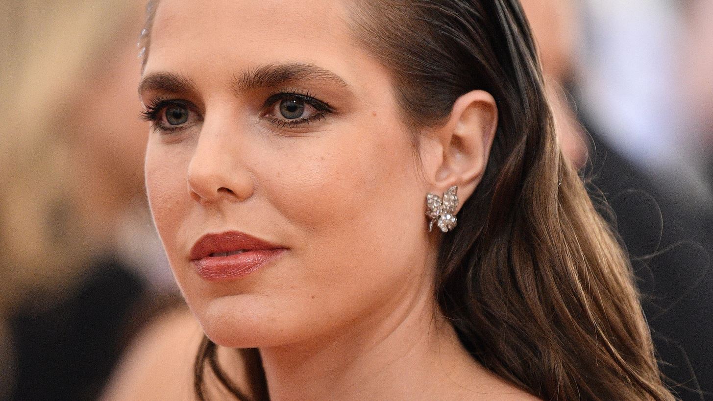&#x397; Charlotte Casiraghi &#x3C0;&#x3B1;&#x3BD;&#x3C4;&#x3C1;&#x3B5;&#x3CD;&#x3C4;&#x3B7;&#x3BA;&#x3B5; &#x3BE;&#x3B1;&#x3BD;&#x3AC; &#x3BA;&#x3B1;&#x3B9; &#x3C6;&#x3CC;&#x3C1;&#x3B5;&#x3C3;&#x3B5; &#x3AD;&#x3BD;&#x3B1; &#x3BC;&#x3BF;&#x3BD;&#x3B1;&#x3B4;&#x3B9;&#x3BA;&#x3CC; &#x3BD;&#x3C5;&#x3C6;&#x3B9;&#x3BA;&#x3CC;