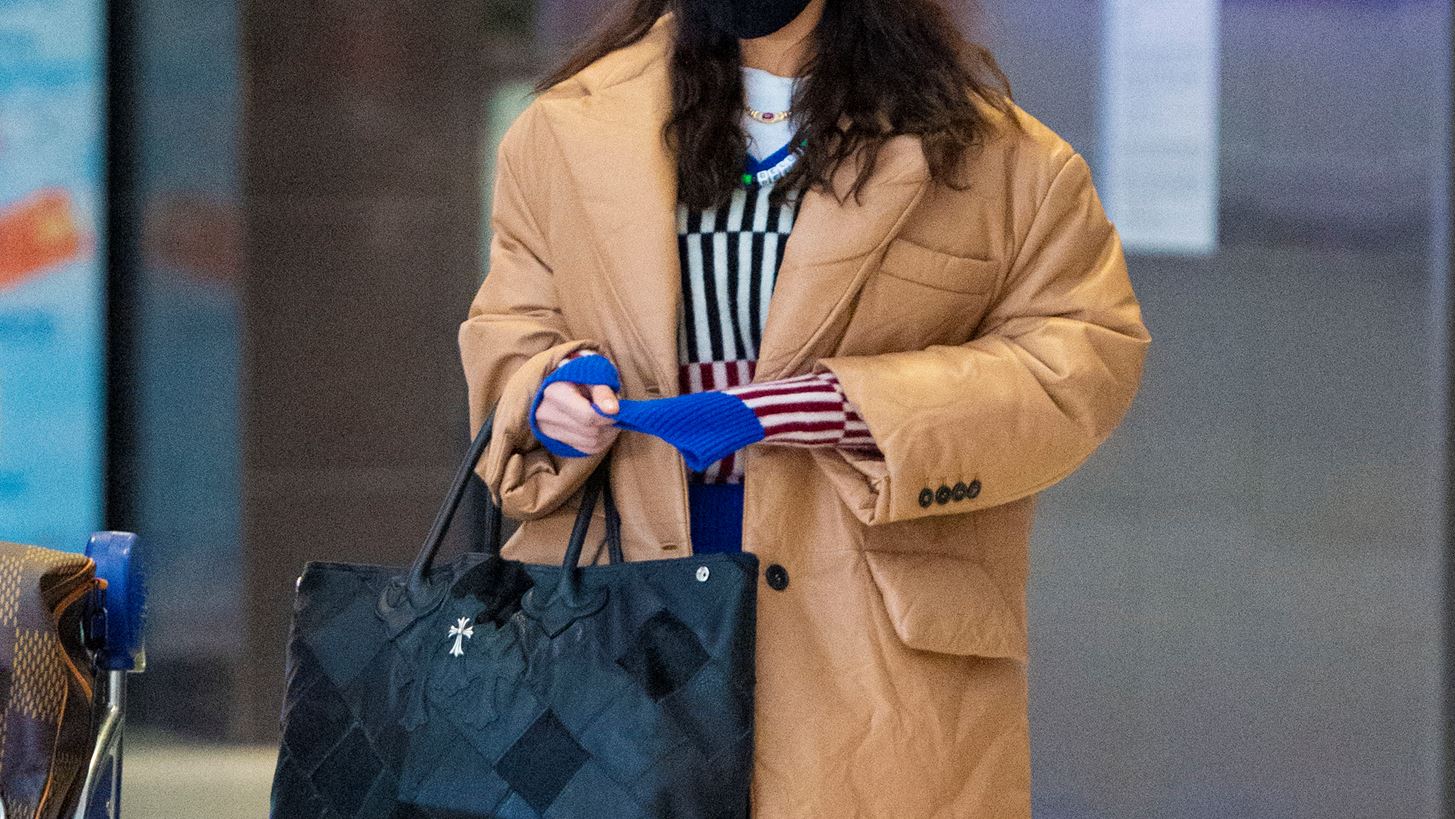 H Bella &#x397;adid &#x3BC;&#x3B5; casual look &#x3C3;&#x3C4;&#x3BF; &#x3B1;&#x3B5;&#x3C1;&#x3BF;&#x3B4;&#x3C1;&#x3CC;&#x3BC;&#x3B9;&#x3BF;