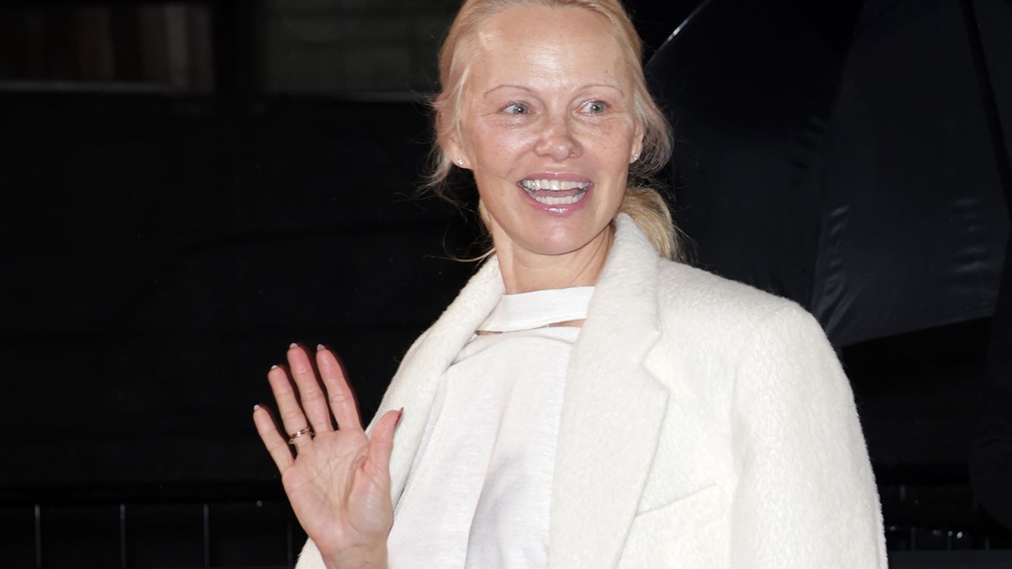 Pamela Anderson | &#x39F;&#x3B9; &#x3C6;&#x3C9;&#x3C4;&#x3BF;&#x3B3;&#x3C1;&#x3B1;&#x3C6;&#x3AF;&#x3B5;&#x3C2; &#x3B1;&#x3C0;&#x3CC; &#x3C4;&#x3B1; &#x3B3;&#x3B5;&#x3BD;&#x3AD;&#x3B8;&#x3BB;&#x3B9;&#x3AC; &#x3C4;&#x3B7;&#x3C2; &#x3B5;&#x3C0;&#x3B9;&#x3B2;&#x3B5;&#x3B2;&#x3B1;&#x3B9;&#x3CE;&#x3BD;&#x3BF;&#x3C5;&#x3BD; &#x3B1;&#x3C5;&#x3C4;&#x3CC; &#x3C0;&#x3BF;&#x3C5; &#x3C0;&#x3B9;&#x3C3;&#x3C4;&#x3B5;&#x3CD;&#x3BF;&#x3C5;&#x3BC;&#x3B5; &#x3B3;&#x3B9;&#x3B1; &#x3C4;&#x3B7;&#x3BD; &#x3AF;&#x3B4;&#x3B9;&#x3B1; &#x3BA;&#x3B1;&#x3B9;&#x3C1;&#x3CC;