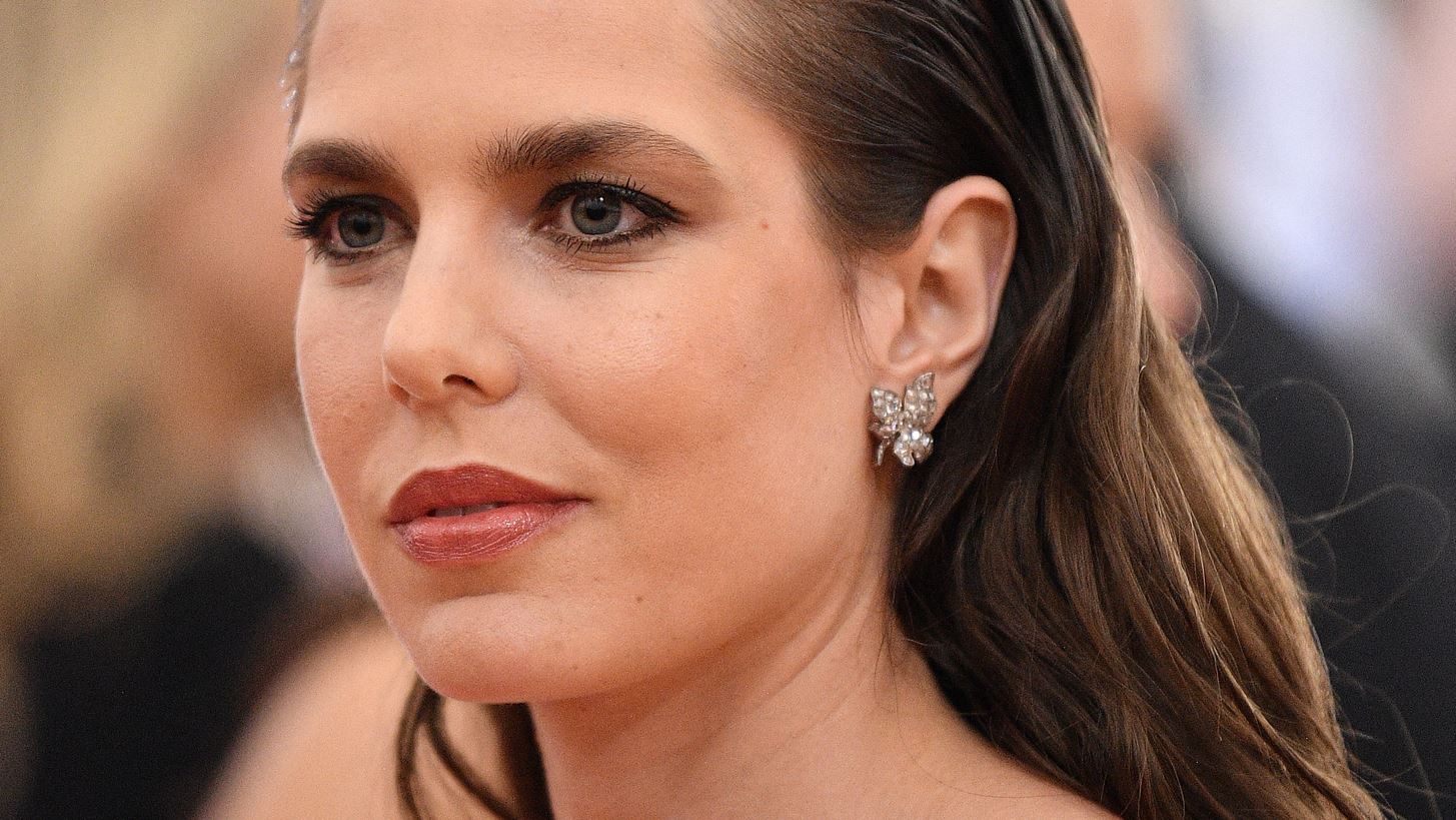 &#x397; Charlotte Casiraghi &#x3C0;&#x3B1;&#x3BD;&#x3C4;&#x3C1;&#x3B5;&#x3CD;&#x3C4;&#x3B7;&#x3BA;&#x3B5; &#x3BC;&#x3B5; &#x3AD;&#x3BD;&#x3B1; &#x3BC;&#x3AF;&#x3BD;&#x3B9; &#x3BD;&#x3C5;&#x3C6;&#x3B9;&#x3BA;&#x3CC; Saint Laurent