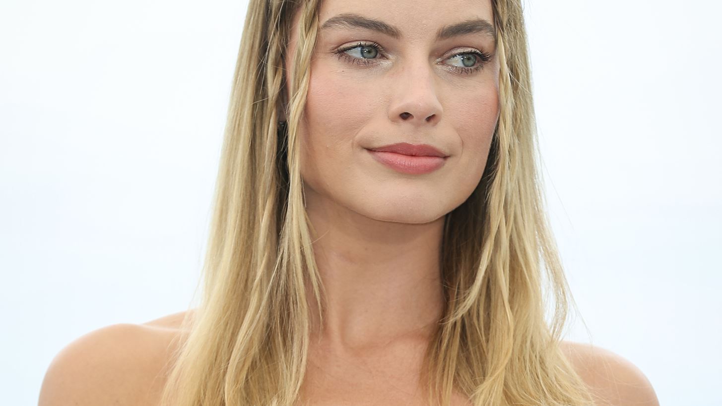 Η Margot Robbie φοράει το πιο hot brand της χρονιάς