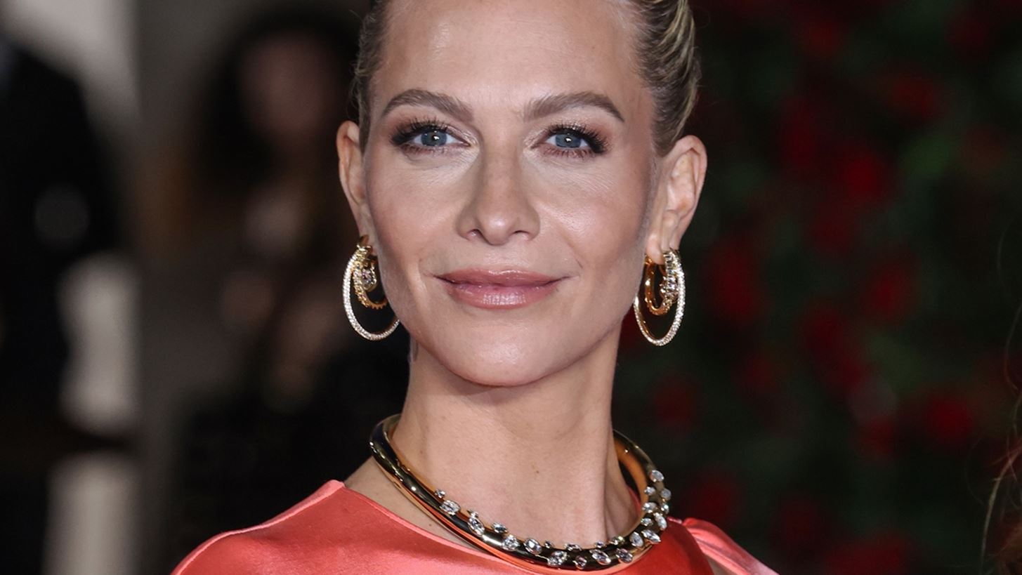 Poppy Delevingne | &#x3A3;&#x3C4;&#x3BF; &#x3BA;&#x3CC;&#x3BA;&#x3BA;&#x3B9;&#x3BD;&#x3BF; &#x3C7;&#x3B1;&#x3BB;&#x3AF; &#x3C4;&#x3B7;&#x3C2; LFW &#x3BC;&#x3B1;&#x3B6;&#x3AF; &#x3BC;&#x3B5; &#x3C4;&#x3B7; &#x3C3;&#x3C7;&#x3B5;&#x3B4;&#x3B9;&#x3AC;&#x3C3;&#x3C4;&#x3C1;&#x3B9;&#x3B1; &#x3C4;&#x3BF;&#x3C5; &#x3C6;&#x3BF;&#x3C1;&#x3AD;&#x3BC;&#x3B1;&#x3C4;&#x3CC;&#x3C2; &#x3C4;&#x3B7;&#x3C2;, Stella McCartney