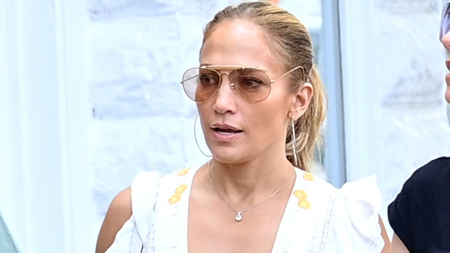 Jennifer Lopez | &#x388;&#x3C4;&#x3BF;&#x3B9;&#x3BC;&#x3B7; &#x3BD;&#x3B1; &#x3B5;&#x3BD;&#x3B9;&#x3C3;&#x3C7;&#x3CD;&#x3C3;&#x3B5;&#x3B9; &#x3BF;&#x3B9;&#x3BA;&#x3BF;&#x3BD;&#x3BF;&#x3BC;&#x3B9;&#x3BA;&#x3AC; &#x3B3;&#x3C5;&#x3BD;&#x3B1;&#x3AF;&#x3BA;&#x3B5;&#x3C2; &#x3B5;&#x3C0;&#x3B9;&#x3C7;&#x3B5;&#x3B9;&#x3C1;&#x3B7;&#x3BC;&#x3B1;&#x3C4;&#x3AF;&#x3B5;&#x3C2;