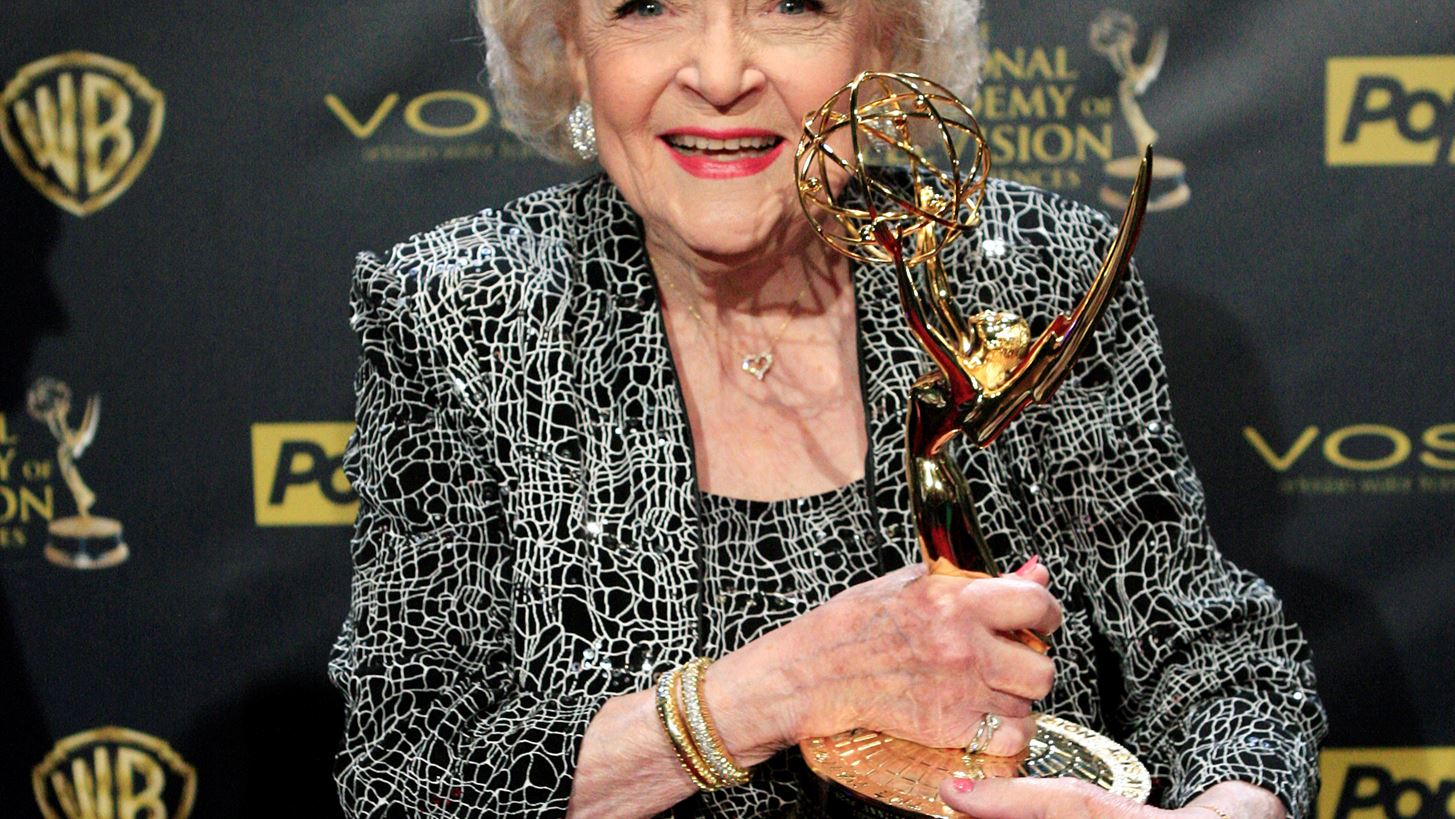 Betty White | &#x397; Rose &#x3B1;&#x3C0;&#x3CC; &#x3C4;&#x3B1; &#x3A7;&#x3C1;&#x3C5;&#x3C3;&#x3AC; &#x39A;&#x3BF;&#x3C1;&#x3AF;&#x3C4;&#x3C3;&#x3B9;&#x3B1; &#x3AD;&#x3B3;&#x3B9;&#x3BD;&#x3B5; 99 &#x3B5;&#x3C4;&#x3CE;&#x3BD;