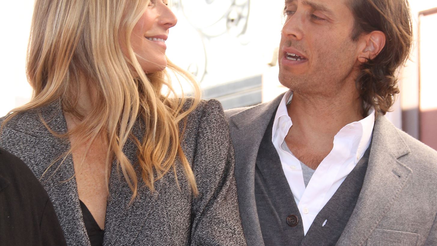 Gwyneth Paltrow: &#x3A0;&#x3CE;&#x3C2; &#x3BA;&#x3C1;&#x3B1;&#x3C4;&#x3AC;&#x3B5;&#x3B9; &#x3B6;&#x3C9;&#x3BD;&#x3C4;&#x3B1;&#x3BD;&#x3AE; &#x3C4;&#x3B7;&#x3BD; &#x3C3;&#x3C7;&#x3AD;&#x3C3;&#x3B7; &#x3C4;&#x3B7;&#x3C2; &#x3BC;&#x3B5; &#x3C4;&#x3BF;&#x3BD; Brad Falchuk;