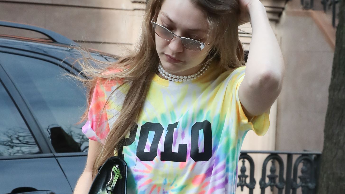 #bestdressed: H Gigi Hadid &#x3AD;&#x3BA;&#x3B1;&#x3BD;&#x3B5; &#x3C4;&#x3BF;&#x3BD; &#x3C0;&#x3B9;&#x3BF; stylish &#x3C3;&#x3C5;&#x3BD;&#x3B4;&#x3C5;&#x3B1;&#x3C3;&#x3BC;&#x3CC; &#x3BC;&#x3B5; &#x3BB;&#x3B5;&#x3C5;&#x3BA;&#x3CC; jean