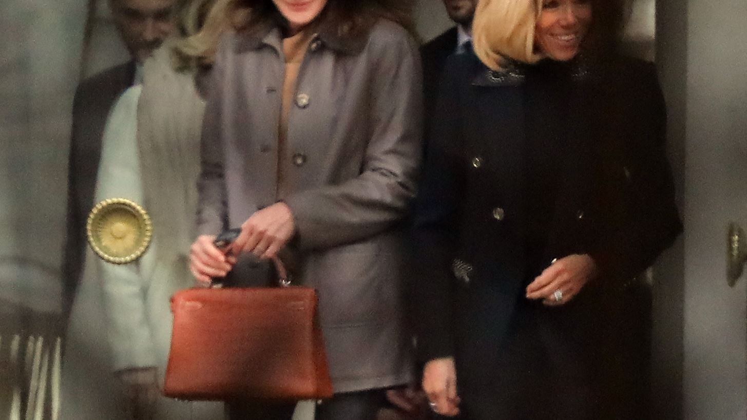 Carla Bruni | &#x395;&#x3C0;&#x3AD;&#x3BB;&#x3B5;&#x3BE;&#x3B5; &#x3C1;&#x3BF;&#x3CD;&#x3C7;&#x3BF; &#x3B5;&#x3BB;&#x3BB;&#x3B7;&#x3BD;&#x3B9;&#x3BA;&#x3BF;&#x3CD; brand &#x3B3;&#x3B9;&#x3B1; &#x3C4;&#x3B7; &#x3C3;&#x3C5;&#x3BD;&#x3AC;&#x3BD;&#x3C4;&#x3B7;&#x3C3;&#x3B7; &#x3BC;&#x3B5; &#x3C4;&#x3B7; Brigitte Macron &#x3C3;&#x3C4;&#x3BF; &#x39C;&#x3AD;&#x3B3;&#x3B1;&#x3C1;&#x3BF; &#x395;&#x3BB;&#x3B9;&#x3B6;&#x3AD;