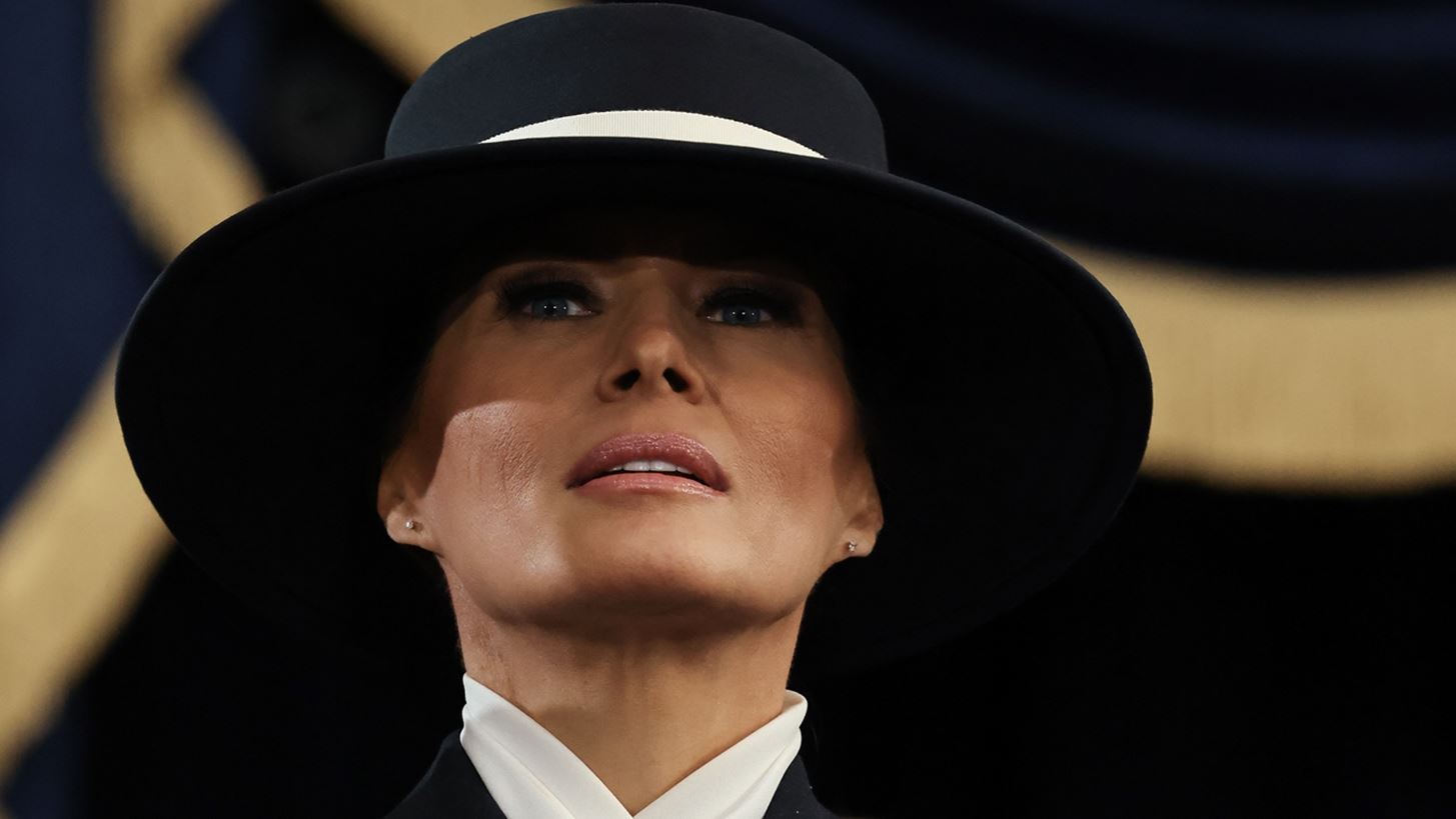 Melania Trump | Ποιος είναι ο Αμερικανός σχεδιαστής που εμπιστεύτηκε για το look της ορκωμοσίας Melania Trump | Ποιος είναι ο Αμερικανός σχεδιαστής που εμπιστεύτηκε για το look της ορκωμοσίας