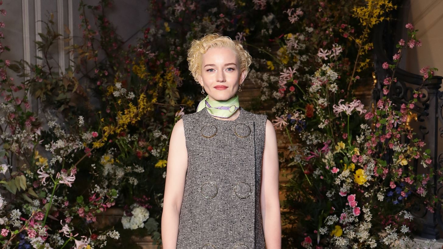 The Art Of Silk | &#x3A4;&#x3BF; &#x3BB;&#x3B1;&#x3BC;&#x3C0;&#x3B5;&#x3C1;&#x3CC; &#x3B4;&#x3B5;&#x3AF;&#x3C0;&#x3BD;&#x3BF; &#x3C0;&#x3BF;&#x3C5; &#x3C0;&#x3B1;&#x3C1;&#x3AD;&#x3B8;&#x3B5;&#x3C3;&#x3B1;&#x3BD; &#x3BF; &#x3BF;&#x3AF;&#x3BA;&#x3BF;&#x3C2; Gucci &#x3BA;&#x3B1;&#x3B9; &#x3B7; Julia Garner &#x3C3;&#x3C4;&#x3BF; &#x3A0;&#x3B1;&#x3C1;&#x3AF;&#x3C3;&#x3B9;