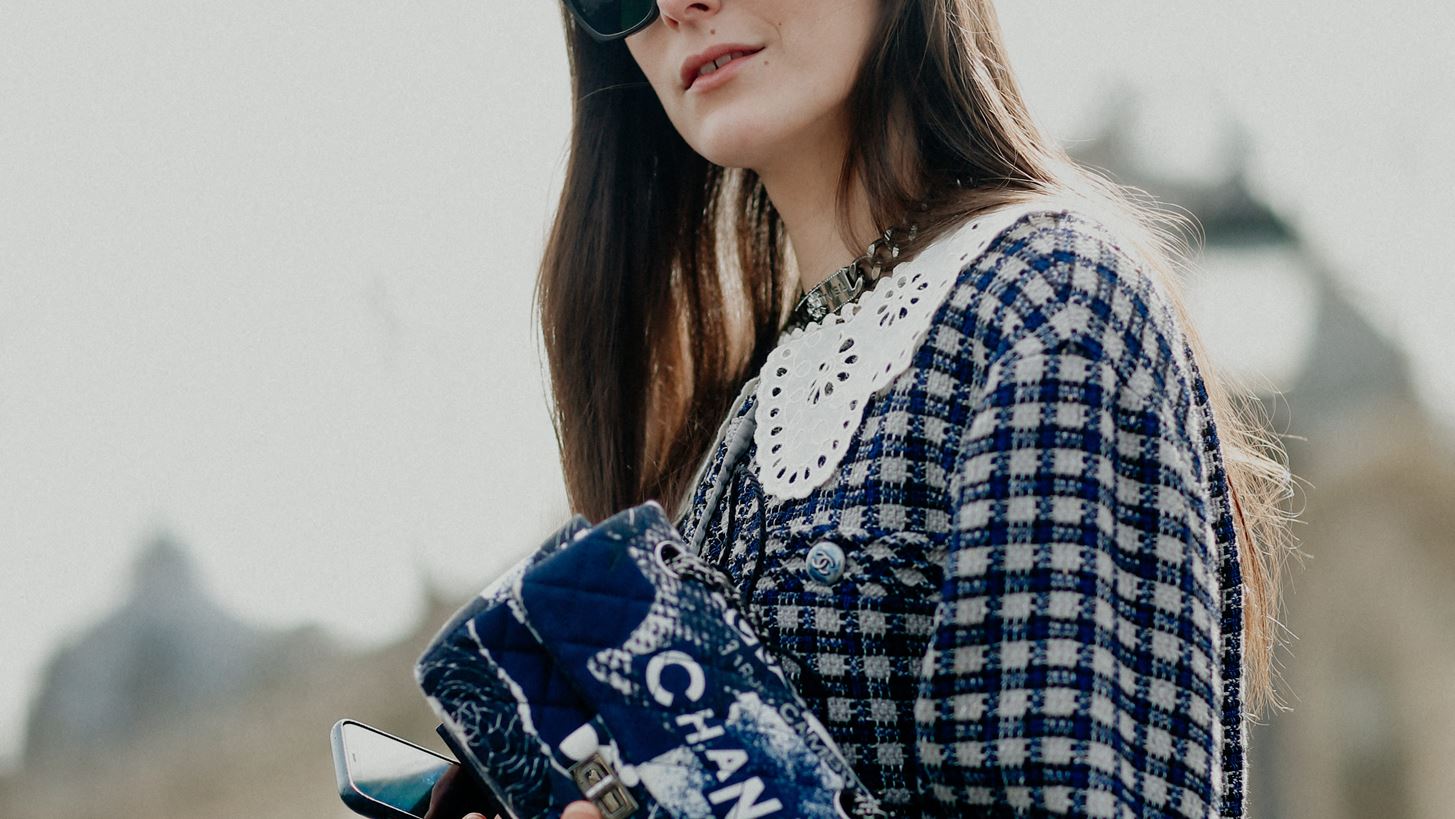 4 τρόποι να φορέσεις τα anti–skinny τζιν με έμπνευση από τις Γαλλίδες