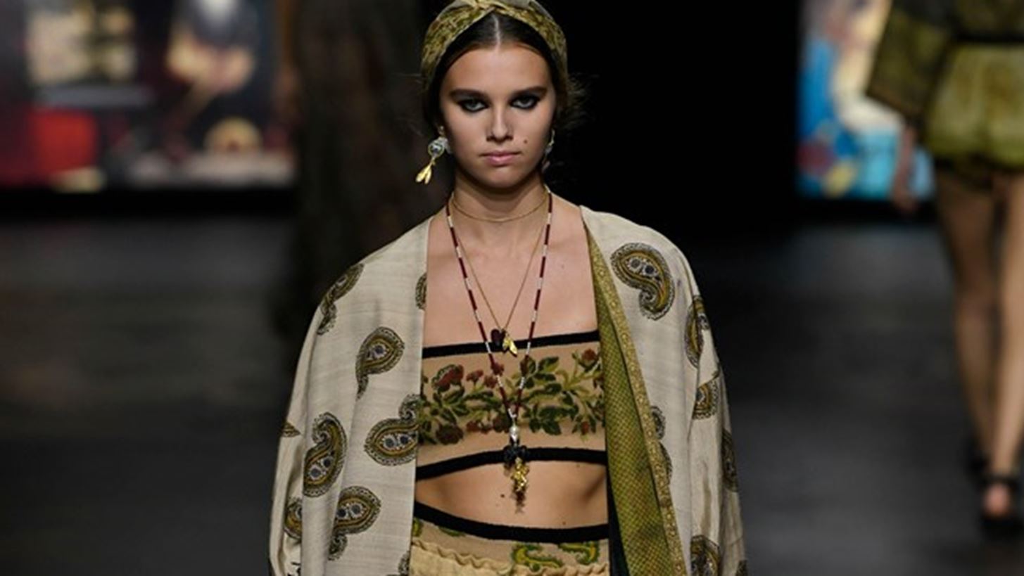 Dior | &#x3A4;&#x3B9; &#x3B5;&#x3C0;&#x3B9;&#x3C4;&#x3C1;&#x3AD;&#x3C0;&#x3B5;&#x3C4;&#x3B1;&#x3B9;, &#x3C4;&#x3B9; &#x3B1;&#x3C0;&#x3B1;&#x3B3;&#x3BF;&#x3C1;&#x3B5;&#x3CD;&#x3B5;&#x3C4;&#x3B1;&#x3B9; &#x3BA;&#x3B1;&#x3B9; &#x3C0;&#x3CC;&#x3C3;&#x3BF; &#x3B8;&#x3B1; &#x3BA;&#x3BF;&#x3C3;&#x3C4;&#x3AF;&#x3C3;&#x3B5;&#x3B9; &#x3C3;&#x3C4;&#x3BF; &#x3B3;&#x3B1;&#x3BB;&#x3BB;&#x3B9;&#x3BA;&#x3CC; &#x3BF;&#x3AF;&#x3BA;&#x3BF; &#x3B7; &#x3C6;&#x3C9;&#x3C4;&#x3BF;&#x3B3;&#x3C1;&#x3AC;&#x3C6;&#x3B7;&#x3C3;&#x3B7; &#x3C4;&#x3B7;&#x3C2; &#x3C3;&#x3C5;&#x3BB;&#x3BB;&#x3BF;&#x3B3;&#x3AE;&#x3C2; Cruise 2022 &#x3C3;&#x3C4;&#x3B7;&#x3BD; &#x391;&#x3B8;&#x3AE;&#x3BD;&#x3B1; (&#x3BA;&#x3B1;&#x3B9; &#x3CC;&#x3C7;&#x3B9; &#x3BC;&#x3CC;&#x3BD;&#x3BF;)
