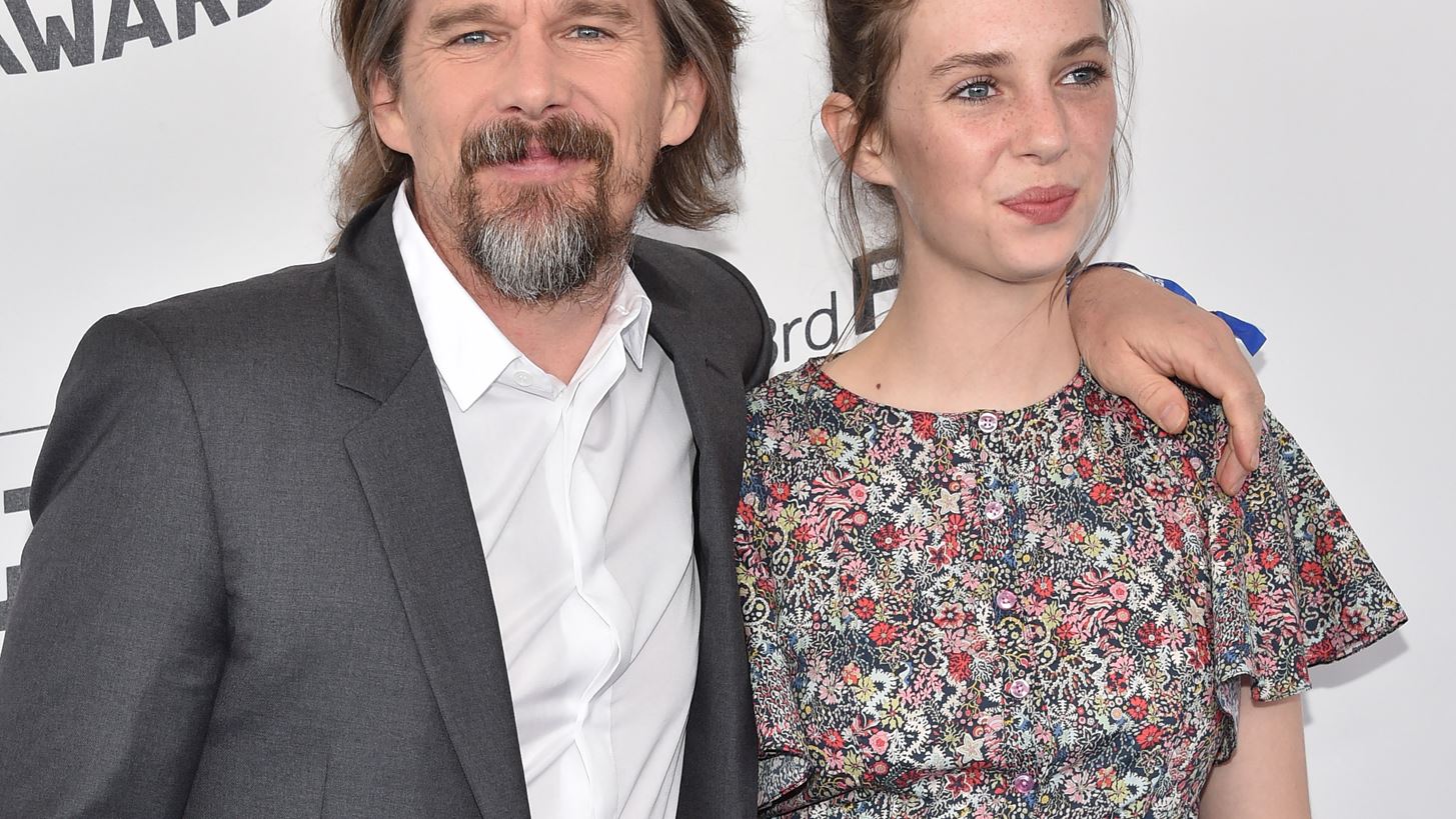 &#x39F; Ethan Hawke &#x3B2;&#x3BF;&#x3B7;&#x3B8;&#x3AC;&#x3B5;&#x3B9; &#x3C4;&#x3B7;&#x3BD; &#x3BA;&#x3CC;&#x3C1;&#x3B7; &#x3C4;&#x3BF;&#x3C5; &#x3BD;&#x3B1; &#x3B3;&#x3C5;&#x3C1;&#x3AF;&#x3C3;&#x3B5;&#x3B9; video clip