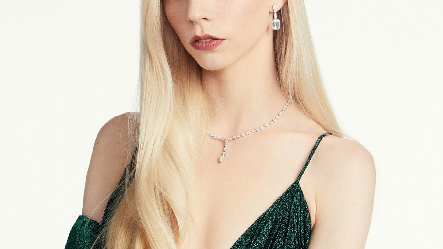 H Anya Taylor-Joy &#x3B5;&#x3AF;&#x3BD;&#x3B1;&#x3B9; &#x3B7; &#x3B5;&#x3AF;&#x3BD;&#x3B1;&#x3B9; &#x3B7; &#x3BD;&#x3AD;&#x3B1; &#x3C0;&#x3B1;&#x3B3;&#x3BA;&#x3CC;&#x3C3;&#x3BC;&#x3B9;&#x3B1; &#x3C0;&#x3C1;&#x3AD;&#x3C3;&#x3B2;&#x3B5;&#x3B9;&#x3C1;&#x3B1; &#x3C4;&#x3BF;&#x3C5; Dior &#x3B3;&#x3B9;&#x3B1; &#x3C4;&#x3B7; &#x3B3;&#x3C5;&#x3BD;&#x3B1;&#x3B9;&#x3BA;&#x3B5;&#x3AF;&#x3B1; &#x3BC;&#x3CC;&#x3B4;&#x3B1; &#x3BA;&#x3B1;&#x3B9; &#x3C4;&#x3BF; &#x3BC;&#x3B1;&#x3BA;&#x3B9;&#x3B3;&#x3B9;&#x3AC;&#x3B6;