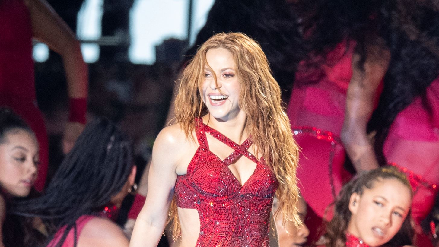 Shakira | &#x397; &#x3C3;&#x3C0;&#x3AC;&#x3BD;&#x3B9;&#x3B1; &#x3B5;&#x3BC;&#x3C6;&#x3AC;&#x3BD;&#x3B9;&#x3C3;&#x3B7; &#x3C3;&#x3C4;&#x3BF; &#x3BA;&#x3CC;&#x3BA;&#x3BA;&#x3B9;&#x3BD;&#x3BF; &#x3C7;&#x3B1;&#x3BB;&#x3AF; &#x3BC;&#x3B5; &#x3C4;&#x3BF;&#x3C5;&#x3C2; &#x3B3;&#x3B9;&#x3BF;&#x3C5;&#x3C2; &#x3C4;&#x3B7;&#x3C2;, Milan &#x3BA;&#x3B1;&#x3B9; Sasha