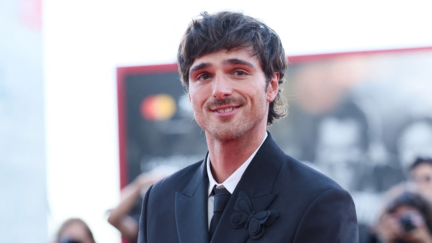 Jacob Elordi | &#x3A4;&#x3BF; &#x3BD;&#x3B5;&#x3C1;&#x3CC; &#x3B1;&#x3C0;&#x3CC; &#x3C4;&#x3B7; &#x3C3;&#x3BA;&#x3B7;&#x3BD;&#x3AE; &#x3C4;&#x3B7;&#x3C2; &#x3BC;&#x3C0;&#x3B1;&#x3BD;&#x3B9;&#x3AD;&#x3C1;&#x3B1;&#x3C2; &#x3C3;&#x3C4;&#x3BF; Saltburn &#x3AD;&#x3B3;&#x3B9;&#x3BD;&#x3B5; &#x3BA;&#x3B5;&#x3C1;&#x3AF;