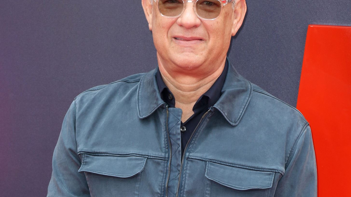 Tom Hanks: &#x388;&#x3B3;&#x3B9;&#x3BD;&#x3B5; 64 &#x3BA;&#x3B1;&#x3B9; &#x3C4;&#x3BF; &#x3B3;&#x3B9;&#x3CC;&#x3C1;&#x3C4;&#x3B1;&#x3C3;&#x3B5; &#x3BC;&#x3B5; &#x3BC;&#x3AF;&#x3B1; &#x3B5;&#x3C0;&#x3B9;&#x3BA;&#x3AE; &#x3B2;&#x3BF;&#x3C5;&#x3C4;&#x3B9;&#x3AC; &#x3C3;&#x3C4;&#x3B7;&#x3BD; &#x3C0;&#x3B9;&#x3C3;&#x3AF;&#x3BD;&#x3B1;