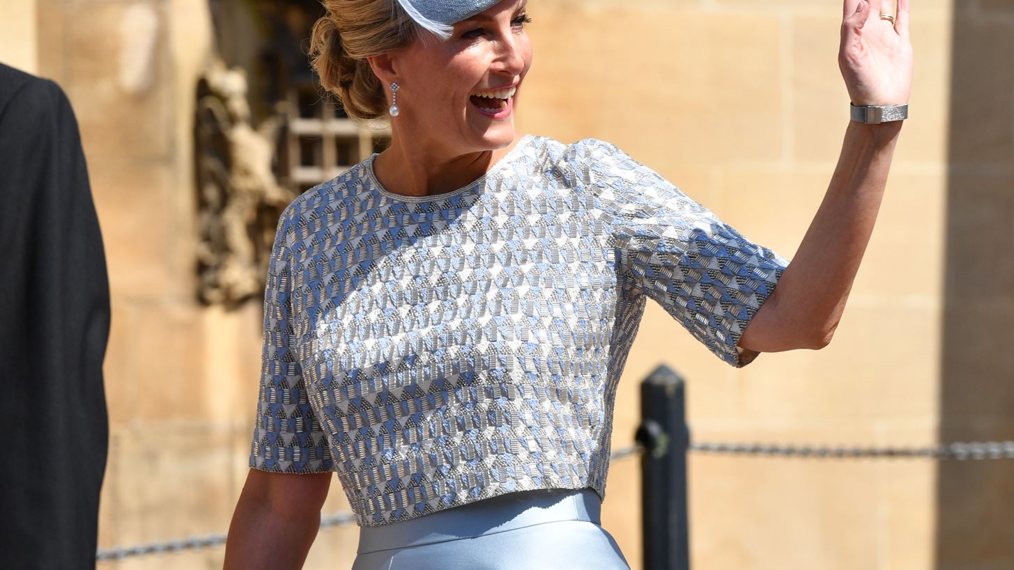 Η αγαπημένη νύφη της βασίλισσας Ελισάβετ παίρνει θέση για τη Meghan Markle και τον πρίγκιπα Harry