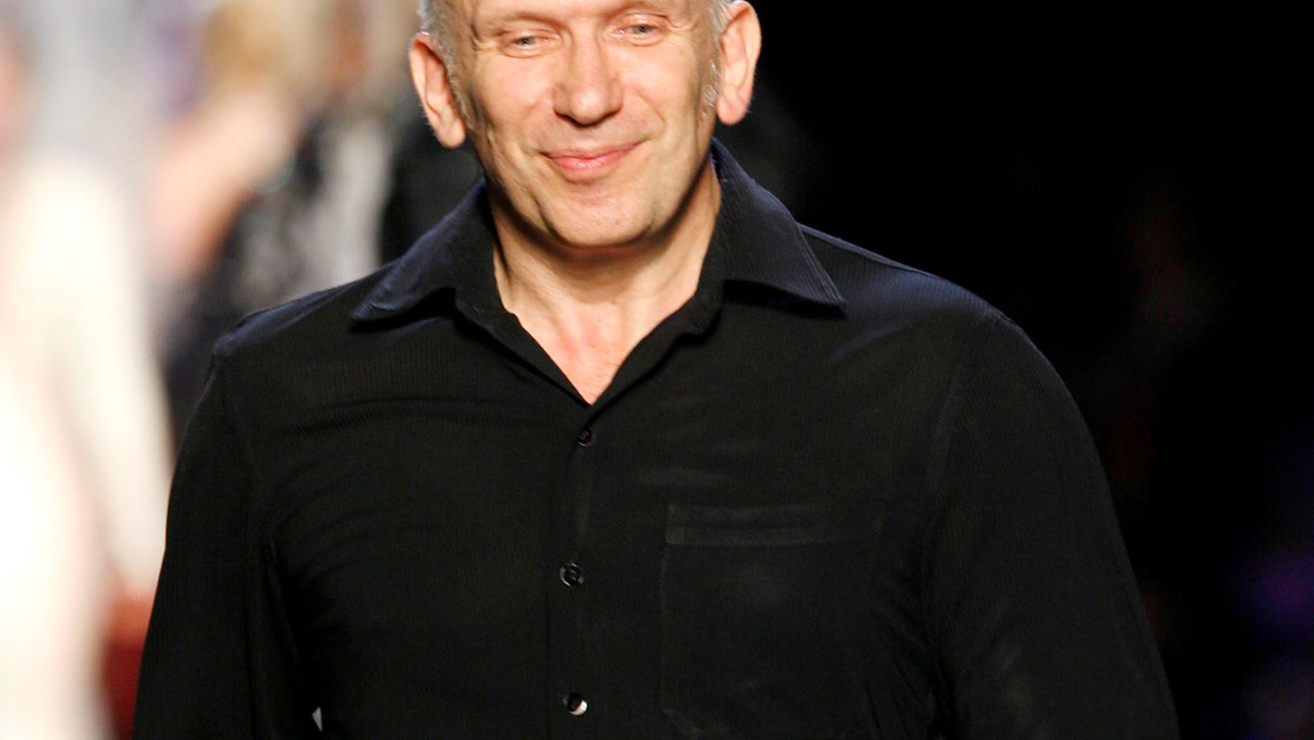 O Jean Paul Gaultier &#x3B1;&#x3C0;&#x3BF;&#x3C3;&#x3CD;&#x3C1;&#x3B5;&#x3C4;&#x3B1;&#x3B9; &#x3BF;&#x3C1;&#x3B9;&#x3C3;&#x3C4;&#x3B9;&#x3BA;&#x3AC; &#x3B1;&#x3C0;&#x3CC; &#x3C4;&#x3B9;&#x3C2; &#x3C0;&#x3B1;&#x3C3;&#x3B1;&#x3C1;&#x3AD;&#x3BB;&#x3B5;&#x3C2;