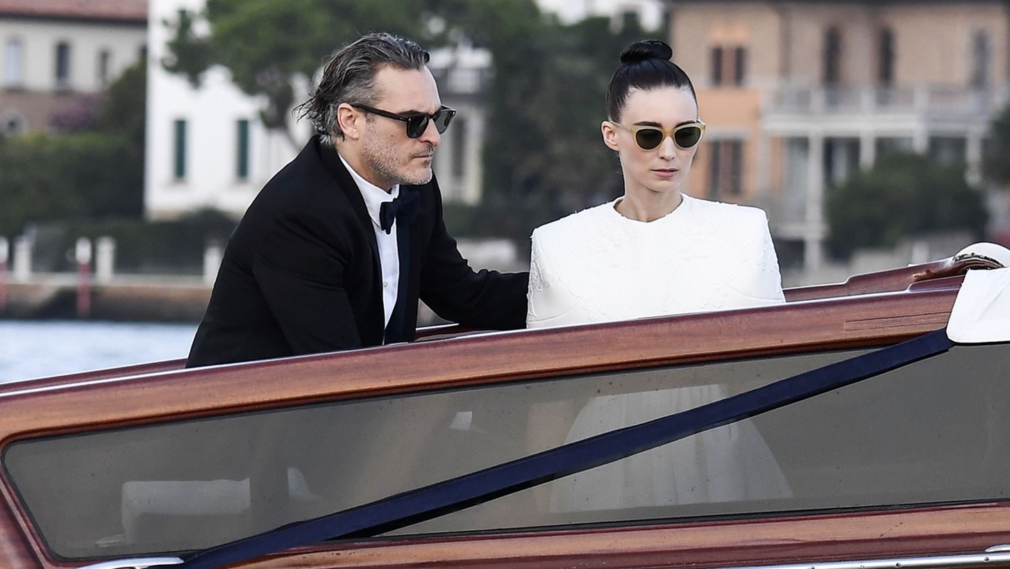 H Rooney Mara &#x3BA;&#x3B1;&#x3B9; &#x3BF; Joaquin Phoenix &#x3C0;&#x3B5;&#x3C1;&#x3B9;&#x3BC;&#x3AD;&#x3BD;&#x3BF;&#x3C5;&#x3BD; &#x3C4;&#x3BF; &#x3B4;&#x3B5;&#x3CD;&#x3C4;&#x3B5;&#x3C1;&#x3BF; &#x3C0;&#x3B1;&#x3B9;&#x3B4;&#x3AF; &#x3C4;&#x3BF;&#x3C5;&#x3C2;