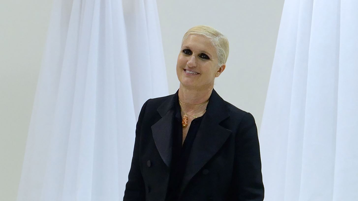 Maria Grazia Chiuri | &#x395;&#x3BE;&#x3B7;&#x3B3;&#x3B5;&#x3AF; &#x3C0;&#x3BF;&#x3B9;&#x3B1; &#x3B5;&#x3AF;&#x3BD;&#x3B1;&#x3B9; &#x3B7; &#x3AD;&#x3BC;&#x3C0;&#x3BD;&#x3B5;&#x3C5;&#x3C3;&#x3B7; &#x3C0;&#x3AF;&#x3C3;&#x3C9; &#x3B1;&#x3C0;&#x3CC; &#x3C4;&#x3B7; &#x3C3;&#x3C5;&#x3BB;&#x3BB;&#x3BF;&#x3B3;&#x3AE; Dior &#x3C0;&#x3BF;&#x3C5; &#x3B8;&#x3B1; &#x3C0;&#x3B1;&#x3C1;&#x3BF;&#x3C5;&#x3C3;&#x3B9;&#x3B1;&#x3C3;&#x3C4;&#x3B5;&#x3AF; &#x3C3;&#x3C4;&#x3B7;&#x3BD; &#x391;&#x3B8;&#x3AE;&#x3BD;&#x3B1;