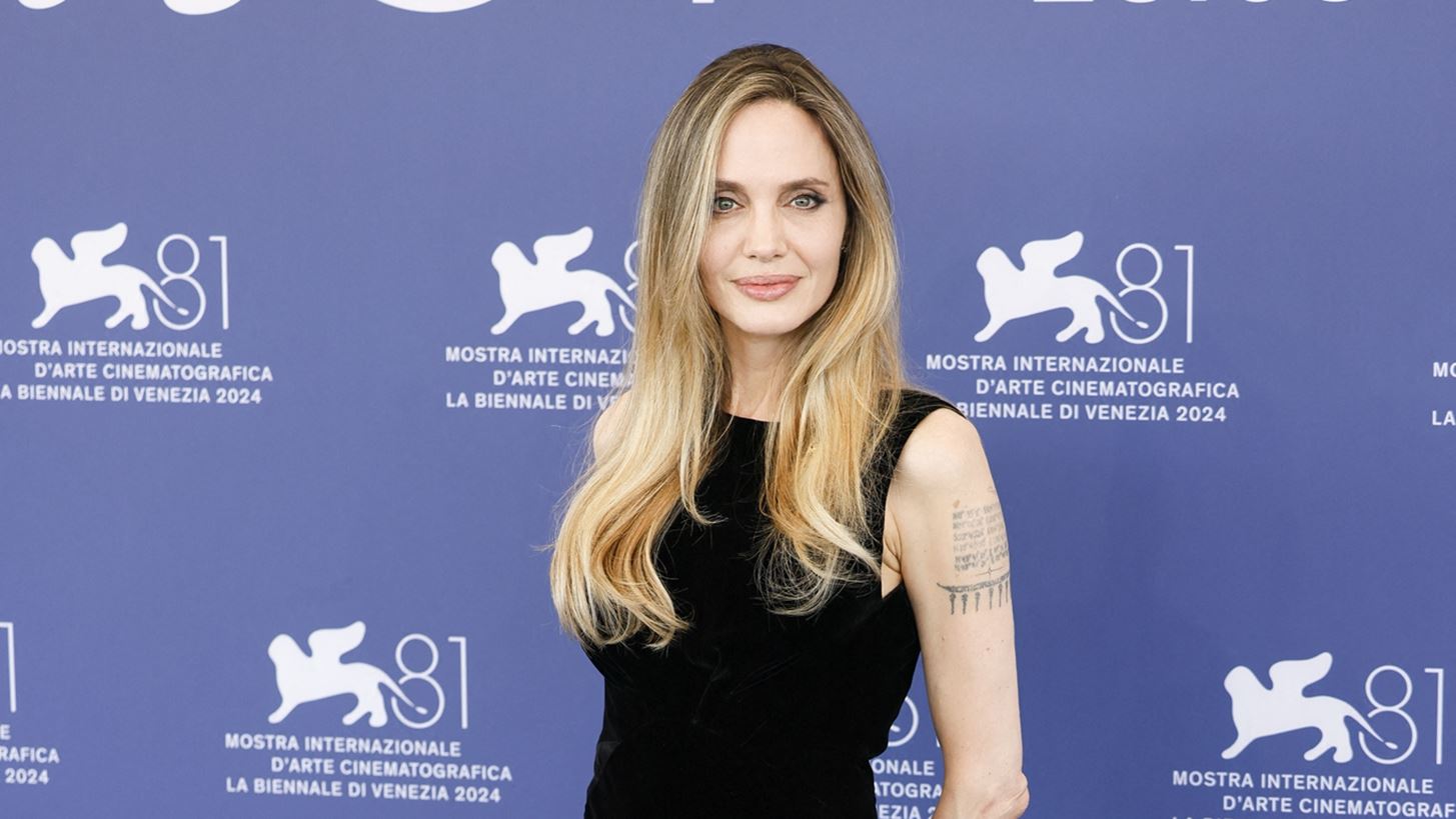 Angelina Jolie |  &#x39F; &#x3B9;&#x3B4;&#x3B9;&#x3B1;&#x3AF;&#x3C4;&#x3B5;&#x3C1;&#x3BF;&#x3C2; &#x3C3;&#x3C5;&#x3BC;&#x3B2;&#x3BF;&#x3BB;&#x3B9;&#x3C3;&#x3BC;&#x3CC;&#x3C2; &#x3C0;&#x3AF;&#x3C3;&#x3C9; &#x3B1;&#x3C0;&#x3CC; &#x3C4;&#x3BF; &#x3C0;&#x3BF;&#x3BB;&#x3CD;&#x3C4;&#x3B9;&#x3BC;&#x3BF; &#x3BA;&#x3CC;&#x3C3;&#x3BC;&#x3B7;&#x3BC;&#x3B1; &#x3C0;&#x3BF;&#x3C5; &#x3C6;&#x3CC;&#x3C1;&#x3B5;&#x3C3;&#x3B5; &#x3C3;&#x3C4;&#x3B7; &#x392;&#x3B5;&#x3BD;&#x3B5;&#x3C4;&#x3AF;&#x3B1;