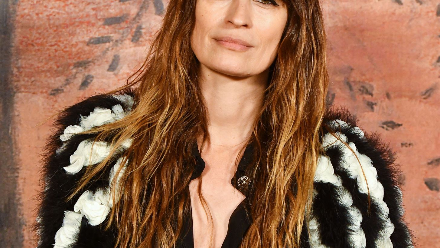 H Caroline de Maigret μένει σπίτι και κόβει τις αφέλειες μόνη της