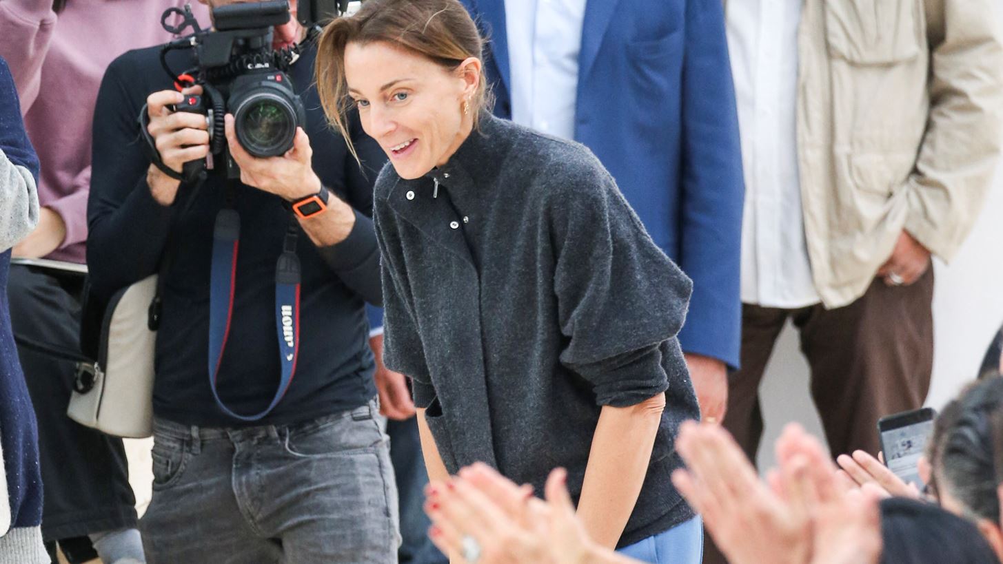 &#x397; Phoebe Philo &#x3B5;&#x3C4;&#x3BF;&#x3B9;&#x3BC;&#x3AC;&#x3B6;&#x3B5;&#x3B9; &#x3C4;&#x3B7;&#x3BD; &#x3B5;&#x3C0;&#x3B9;&#x3C3;&#x3C4;&#x3C1;&#x3BF;&#x3C6;&#x3AE; &#x3C4;&#x3B7;&#x3C2; &#x3C3;&#x3C4;&#x3B7; &#x3BC;&#x3CC;&#x3B4;&#x3B1;