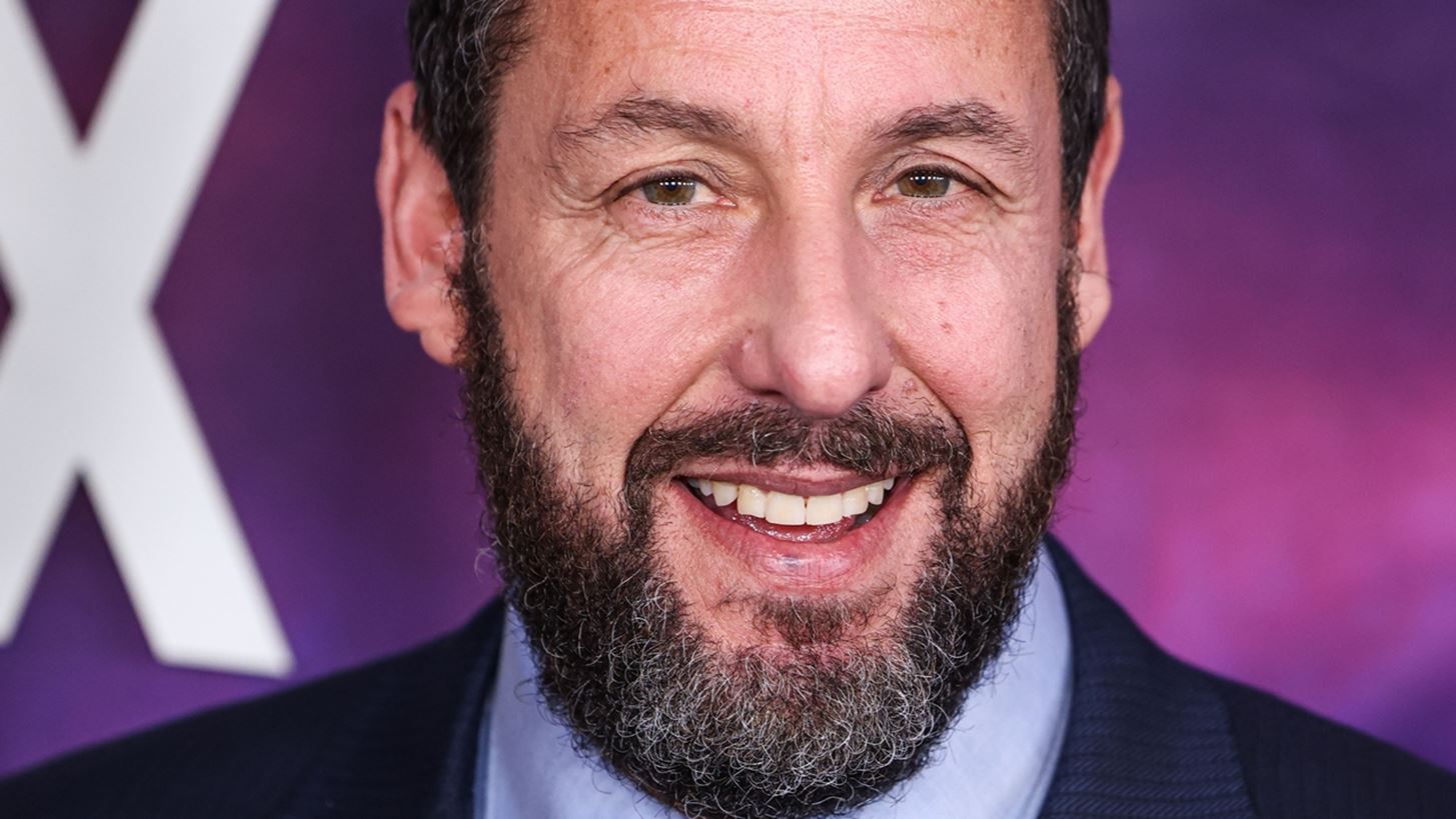 Adam Sandler | &#x3A0;&#x3BF;&#x3B6;&#x3AC;&#x3C1;&#x3B5;&#x3B9; &#x3BC;&#x3B5; &#x3C4;&#x3B9;&#x3C2; &#x3B4;&#x3CD;&#x3BF; &#x3BA;&#x3CC;&#x3C1;&#x3B5;&#x3C2; &#x3C4;&#x3BF;&#x3C5; &#x3C0;&#x3BF;&#x3C5; &#x3C4;&#x3BF;&#x3BD; &#x3AD;&#x3C7;&#x3BF;&#x3C5;&#x3BD; &#x3AE;&#x3B4;&#x3B7; &#x3C6;&#x3C4;&#x3AC;&#x3C3;&#x3B5;&#x3B9; &#x3C3;&#x3C4;&#x3BF; &#x3CD;&#x3C8;&#x3BF;&#x3C2;