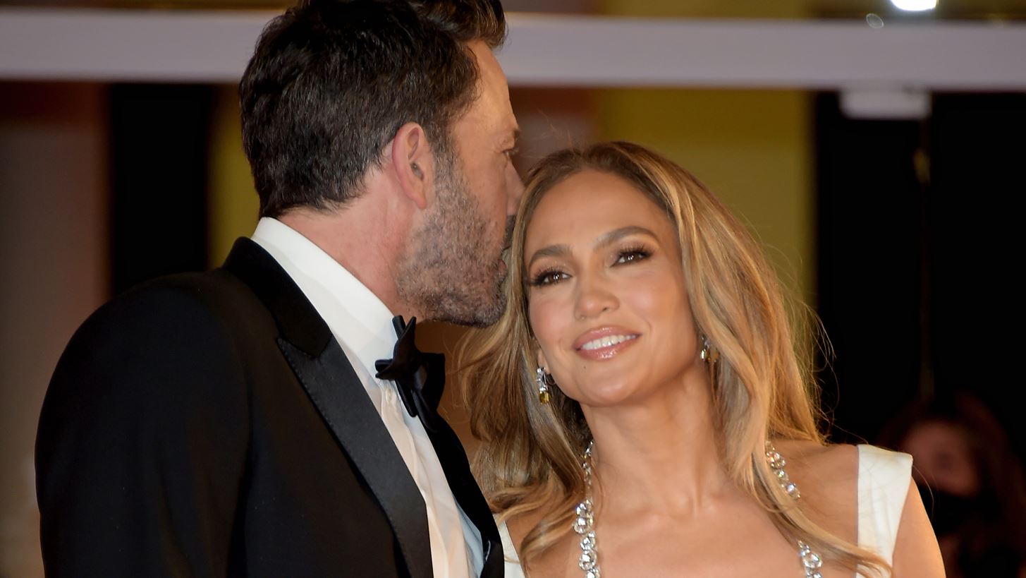 Jennifer Lopez - Ben Affleck | &#x3A0;&#x3BF;&#x3B9;&#x3BF;&#x3C2; &#x3B5;&#x3AF;&#x3BD;&#x3B1;&#x3B9; &#x3BF; &#x3B4;&#x3B9;&#x3AC;&#x3C3;&#x3B7;&#x3BC;&#x3BF;&#x3C2; &#x3C0;&#x3BF;&#x3C5; &#x3B8;&#x3B1; &#x3C0;&#x3B1;&#x3BD;&#x3C4;&#x3C1;&#x3AD;&#x3C8;&#x3B5;&#x3B9; &#x3C4;&#x3BF; &#x3B6;&#x3B5;&#x3C5;&#x3B3;&#x3AC;&#x3C1;&#x3B9;;