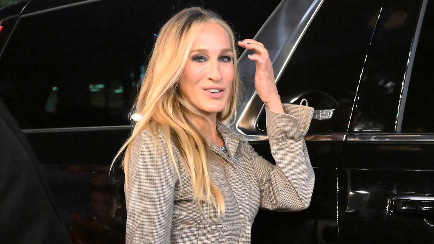 And Just Like That | &#x397; Sarah Jessica Parker &#x3B4;&#x3B7;&#x3BC;&#x3BF;&#x3C3;&#x3AF;&#x3B5;&#x3C5;&#x3C3;&#x3B5; &#x3C4;&#x3B7;&#x3BD; &#x3C0;&#x3C1;&#x3CE;&#x3C4;&#x3B7; &#x3C6;&#x3C9;&#x3C4;&#x3BF;&#x3B3;&#x3C1;&#x3B1;&#x3C6;&#x3AF;&#x3B1; &#x3B1;&#x3C0;&#x3CC; &#x3C4;&#x3B1; &#x3C0;&#x3B1;&#x3C1;&#x3B1;&#x3C3;&#x3BA;&#x3AE;&#x3BD;&#x3B9;&#x3B1; &#x3C4;&#x3B7;&#x3C2; &#x3B4;&#x3B5;&#x3CD;&#x3C4;&#x3B5;&#x3C1;&#x3B7;&#x3C2; &#x3C3;&#x3B5;&#x3B6;&#x3CC;&#x3BD;