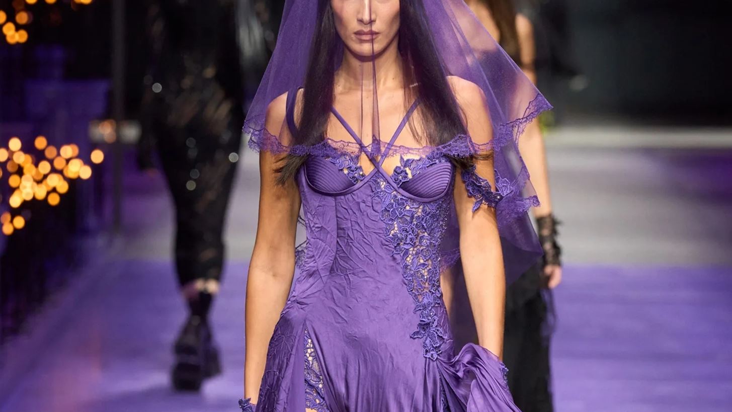 &#x393;&#x3B9;&#x3B1;&#x3C4;&#x3AF; &#x3BF; Versace &#x3AD;&#x3C3;&#x3B2;&#x3B7;&#x3C3;&#x3B5; &#x3CC;&#x3BB;&#x3B5;&#x3C2; &#x3C4;&#x3B9;&#x3C2; &#x3B1;&#x3BD;&#x3B1;&#x3C1;&#x3C4;&#x3AE;&#x3C3;&#x3B5;&#x3B9;&#x3C2; &#x3C4;&#x3BF;&#x3C5; &#x3C3;&#x3C4;&#x3BF; Instagram