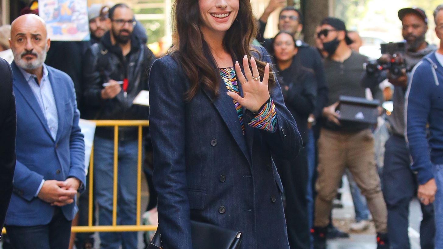 &#x397; Anne Hathaway &#x3C6;&#x3CC;&#x3C1;&#x3B5;&#x3C3;&#x3B5; &#x3C4;&#x3BF; &#x3C0;&#x3B9;&#x3BF; stylish &#x3BA;&#x3BF;&#x3C3;&#x3C4;&#x3BF;&#x3CD;&#x3BC;&#x3B9; &#x3C4;&#x3B7;&#x3C2; &#x3C3;&#x3B5;&#x3B6;&#x3CC;&#x3BD;