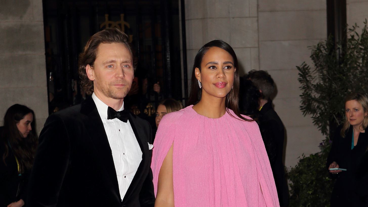 &#x39F; Tom Hiddleston &#x3B1;&#x3C1;&#x3C1;&#x3B1;&#x3B2;&#x3C9;&#x3BD;&#x3B9;&#x3AC;&#x3C3;&#x3C4;&#x3B7;&#x3BA;&#x3B5; &#x3BC;&#x3B5; &#x3C4;&#x3B7;&#x3BD; Zawe Ashton