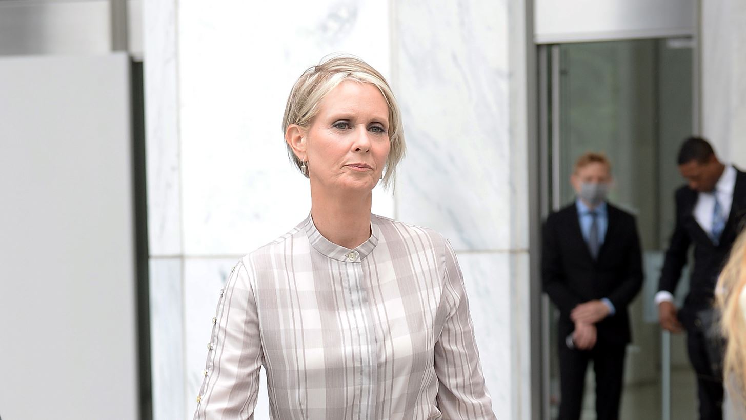 &#x397; Cynthia Nixon &#x3BC;&#x3B9;&#x3BB;&#x3AC; &#x3B3;&#x3B9;&#x3B1; &#x3C4;&#x3BF; &#x3BC;&#x3AD;&#x3BB;&#x3BB;&#x3BF;&#x3BD; &#x3C4;&#x3BF;&#x3C5; &quot;And Just Like That&#x27; &#x3BA;&#x3B1;&#x3B9; &#x3C4;&#x3BF;&#x3BD; Chris Noth