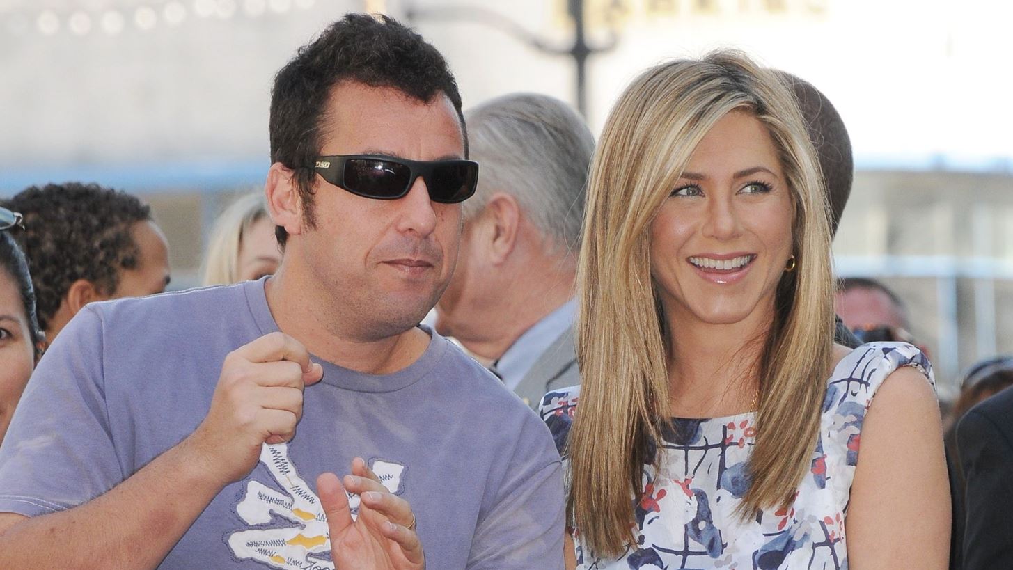 Jennifer Aniston | &#x397; &#x3BD;&#x3AD;&#x3B1; &#x3C6;&#x3C9;&#x3C4;&#x3BF;&#x3B3;&#x3C1;&#x3B1;&#x3C6;&#x3AF;&#x3B1; &#x3BC;&#x3B5; &#x3C4;&#x3BF;&#x3BD; Adam Sandler &#x3BA;&#x3B1;&#x3B9; &#x3B7; &#x3B1;&#x3BB;&#x3BB;&#x3B1;&#x3B3;&#x3AE; &#x3C3;&#x3C4;&#x3B1; &#x3BC;&#x3B1;&#x3BB;&#x3BB;&#x3B9;&#x3AC; &#x3C4;&#x3B7;&#x3C2;
