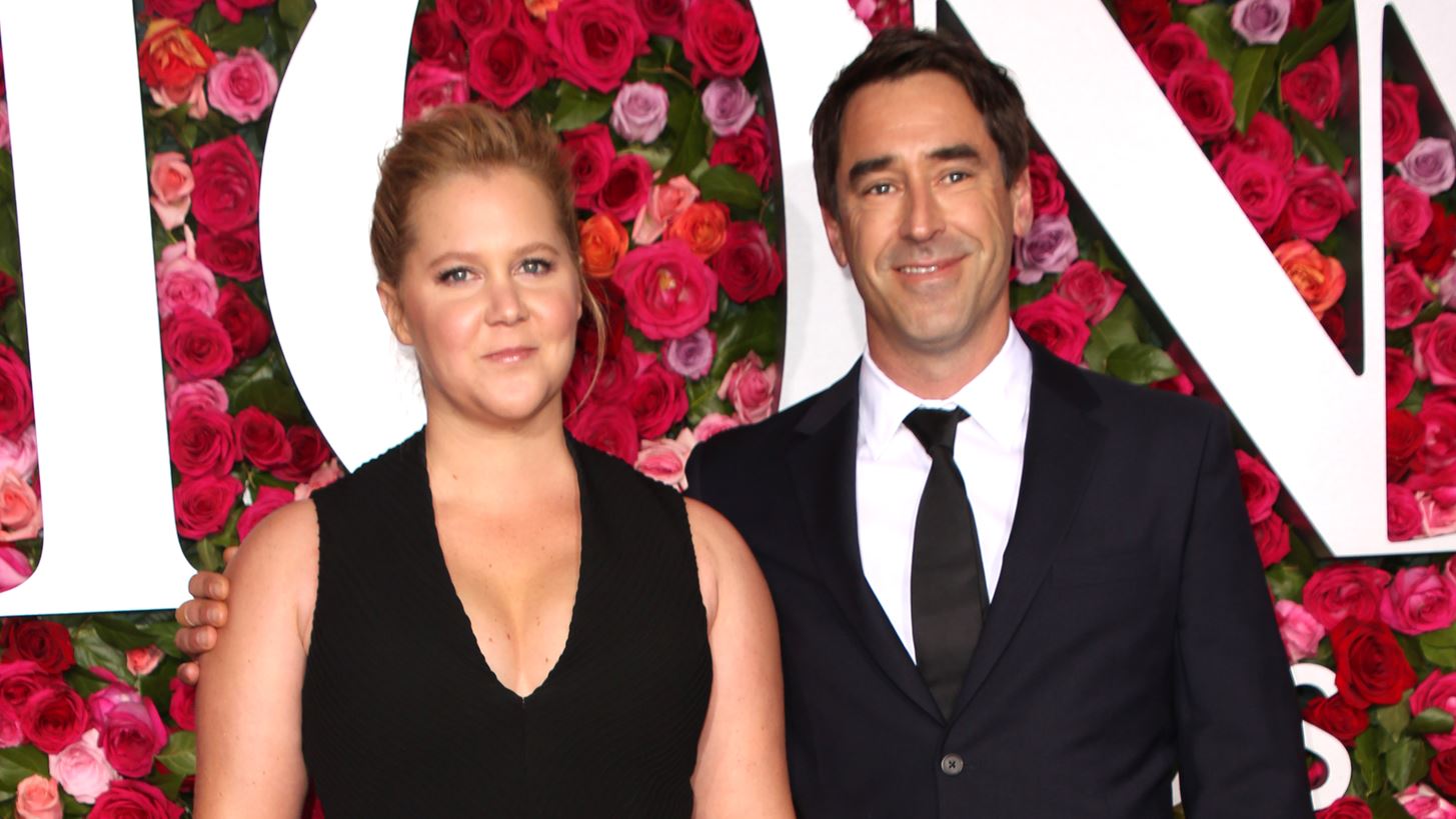 &#x397; Amy Schumer &#x3BC;&#x3BF;&#x3B9;&#x3C1;&#x3AC;&#x3B6;&#x3B5;&#x3C4;&#x3B1;&#x3B9; &#x3C4;&#x3B7;&#x3BD; &#x3C0;&#x3C1;&#x3BF;&#x3C3;&#x3C9;&#x3C0;&#x3B9;&#x3BA;&#x3AE; &#x3B5;&#x3BC;&#x3C0;&#x3B5;&#x3B9;&#x3C1;&#x3AF;&#x3B1; &#x3C4;&#x3B7;&#x3C2; &#x3C5;&#x3C3;&#x3C4;&#x3B5;&#x3C1;&#x3B5;&#x3BA;&#x3C4;&#x3BF;&#x3BC;&#x3AE;&#x3C2; &#x3C4;&#x3B7;&#x3C2; &#x3BA;&#x3B1;&#x3B9; &#x3C3;&#x3C4;&#x3AD;&#x3BB;&#x3BD;&#x3B5;&#x3B9; &#x3AD;&#x3BD;&#x3B1; &#x3B7;&#x3C7;&#x3B7;&#x3C1;&#x3CC; &#x3BC;&#x3AE;&#x3BD;&#x3C5;&#x3BC;&#x3B1; &#x3C3;&#x3B5; &#x3CC;&#x3BB;&#x3B5;&#x3C2; &#x3C4;&#x3B9;&#x3C2; &#x3B3;&#x3C5;&#x3BD;&#x3B1;&#x3AF;&#x3BA;&#x3B5;&#x3C2;
