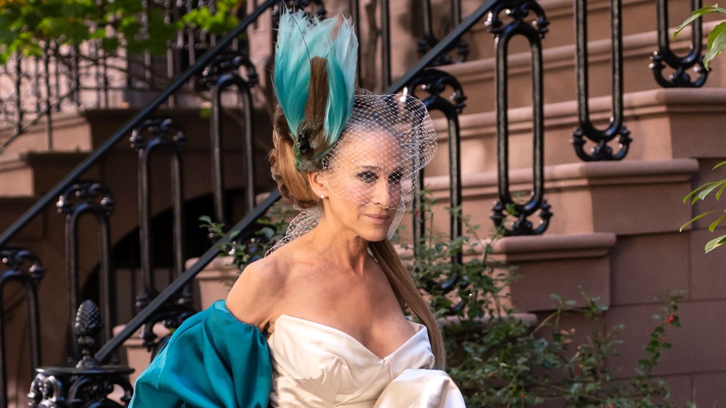 And Just Like That | &#x397; Sarah Jessica Parker &#x3BE;&#x3B1;&#x3BD;&#x3B1;&#x3C6;&#x3CC;&#x3C1;&#x3B5;&#x3C3;&#x3B5; &#x3C4;&#x3BF; iconic Vivienne Westwood &#x3BD;&#x3C5;&#x3C6;&#x3B9;&#x3BA;&#x3CC;
