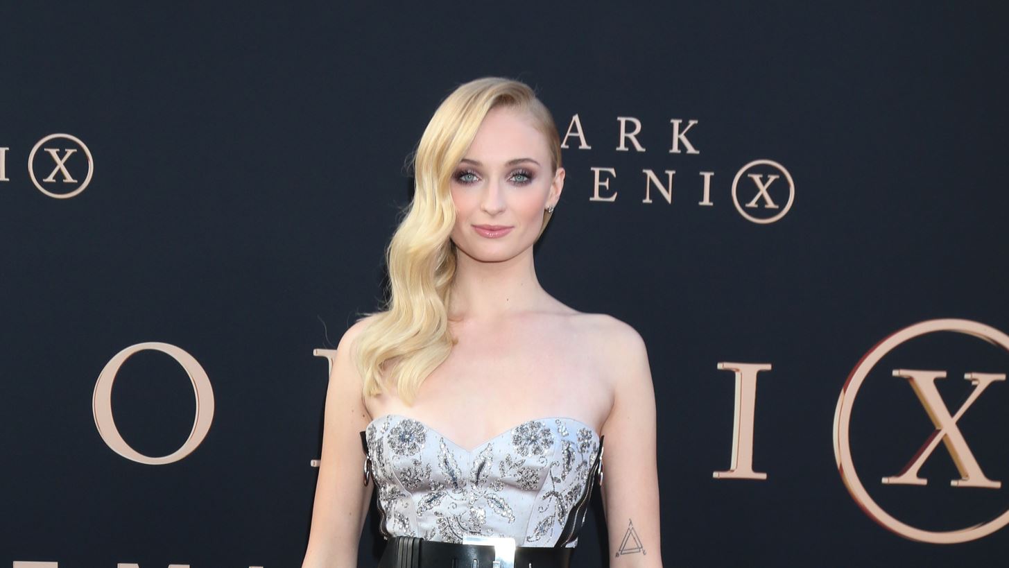 Sophie Turner | &#x3A4;&#x3BF; &#x3BD;&#x3AD;&#x3BF; &#x3C7;&#x3C1;&#x3CE;&#x3BC;&#x3B1; &#x3BC;&#x3B1;&#x3BB;&#x3BB;&#x3B9;&#x3CE;&#x3BD; &#x3C4;&#x3B7;&#x3C2; &#x3B5;&#x3AF;&#x3BD;&#x3B1;&#x3B9; &#x3B1;&#x3C5;&#x3C4;&#x3CC; &#x3C0;&#x3BF;&#x3C5; &#x3B1;&#x3BE;&#x3AF;&#x3B6;&#x3B5;&#x3B9; &#x3BD;&#x3B1; &#x3B4;&#x3BF;&#x3BA;&#x3B9;&#x3BC;&#x3AC;&#x3C3;&#x3B5;&#x3B9;&#x3C2; &#x3C4;&#x3BF; &#x3BA;&#x3B1;&#x3BB;&#x3BF;&#x3BA;&#x3B1;&#x3AF;&#x3C1;&#x3B9;