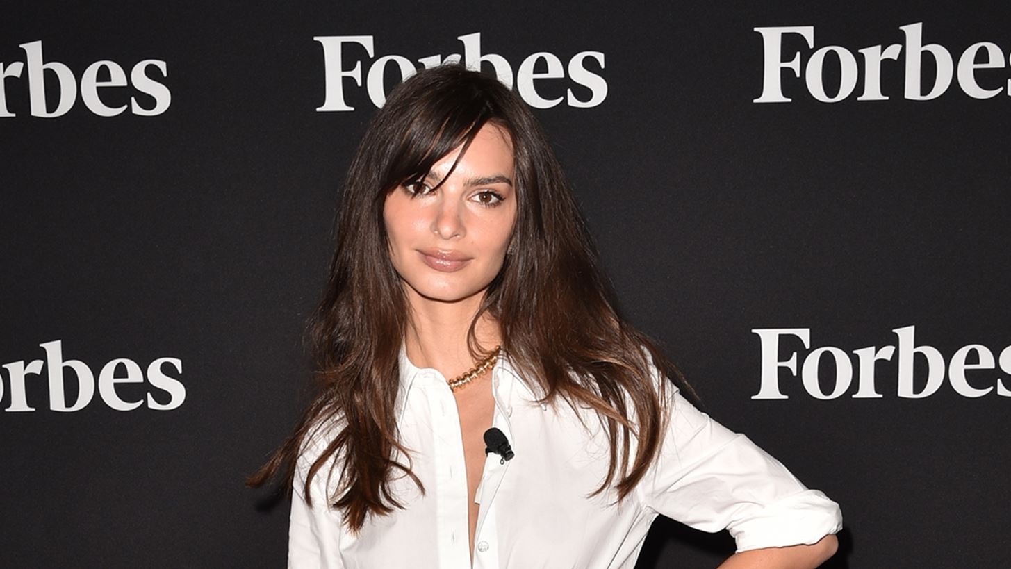 &#x397; Emily Ratajkowski &#x3B3;&#x3B9;&#x3B1; &#x3C4;&#x3BF;&#x3BD; Harry Styles: &quot;&#x39A;&#x3B1;&#x3BC;&#x3B9;&#x3AC; &#x3C6;&#x3BF;&#x3C1;&#x3AC; &#x3C3;&#x3C5;&#x3BC;&#x3B2;&#x3B1;&#x3AF;&#x3BD;&#x3BF;&#x3C5;&#x3BD; &#x3B1;&#x3C5;&#x3C4;&#x3AC;&quot;