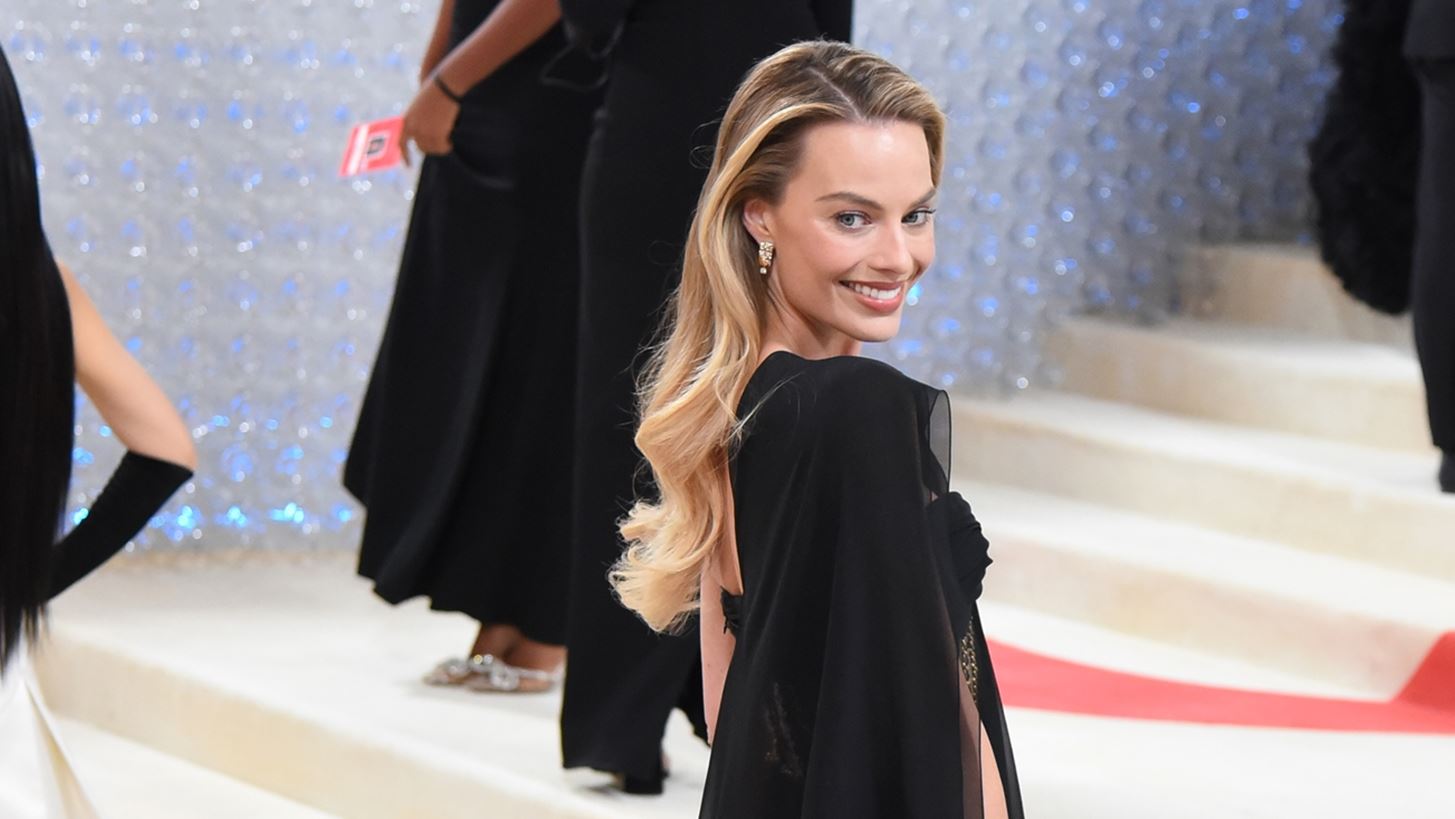 Met Gala 2023 | &#x3A4;&#x3BF; &#x3C3;&#x3C7;&#x3CC;&#x3BB;&#x3B9;&#x3BF; &#x3C4;&#x3B7;&#x3C2; Cindy Crawford &#x3B3;&#x3B9;&#x3B1; &#x3C4;&#x3B7;&#x3BD; &quot;copy-paste&quot; &#x3B5;&#x3BC;&#x3C6;&#x3AC;&#x3BD;&#x3B9;&#x3C3;&#x3B7; &#x3C4;&#x3B7;&#x3C2; Margot Robbie