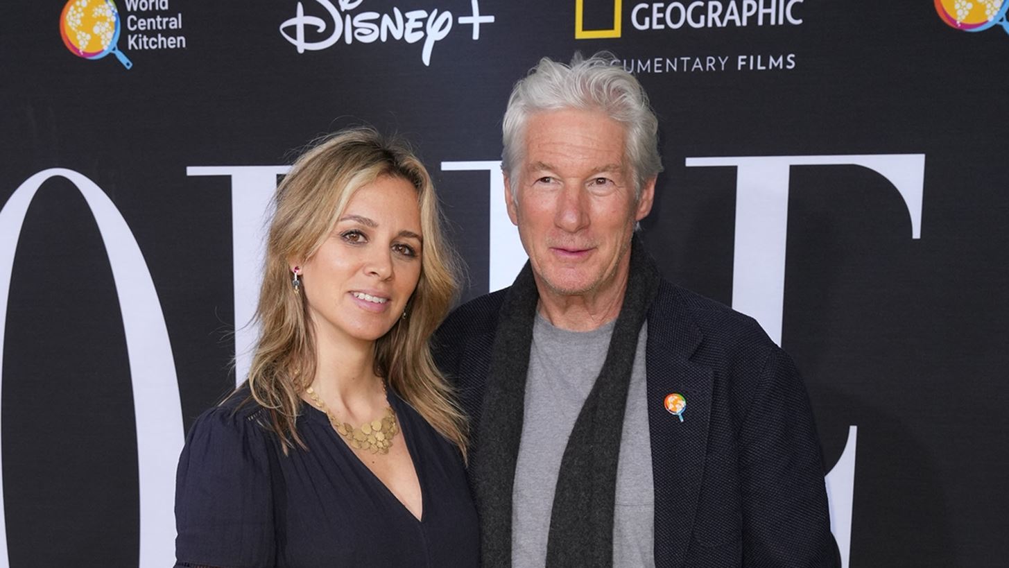 Richard Gere | &#x397; &#x3C3;&#x3C0;&#x3AC;&#x3BD;&#x3B9;&#x3B1; &#x3C6;&#x3C9;&#x3C4;&#x3BF;&#x3B3;&#x3C1;&#x3B1;&#x3C6;&#x3AF;&#x3B1; &#x3BC;&#x3B5; &#x3C4;&#x3BF;&#x3BD; 2 &#x3B5;&#x3C4;&#x3CE;&#x3BD; &#x3B3;&#x3B9;&#x3BF; &#x3C4;&#x3BF;&#x3C5; &#x3BA;&#x3B1;&#x3B9; &#x3C4;&#x3B7; &#x3C3;&#x3CD;&#x3B6;&#x3C5;&#x3B3;&#x3CC; &#x3C4;&#x3BF;&#x3C5;, Alejandra