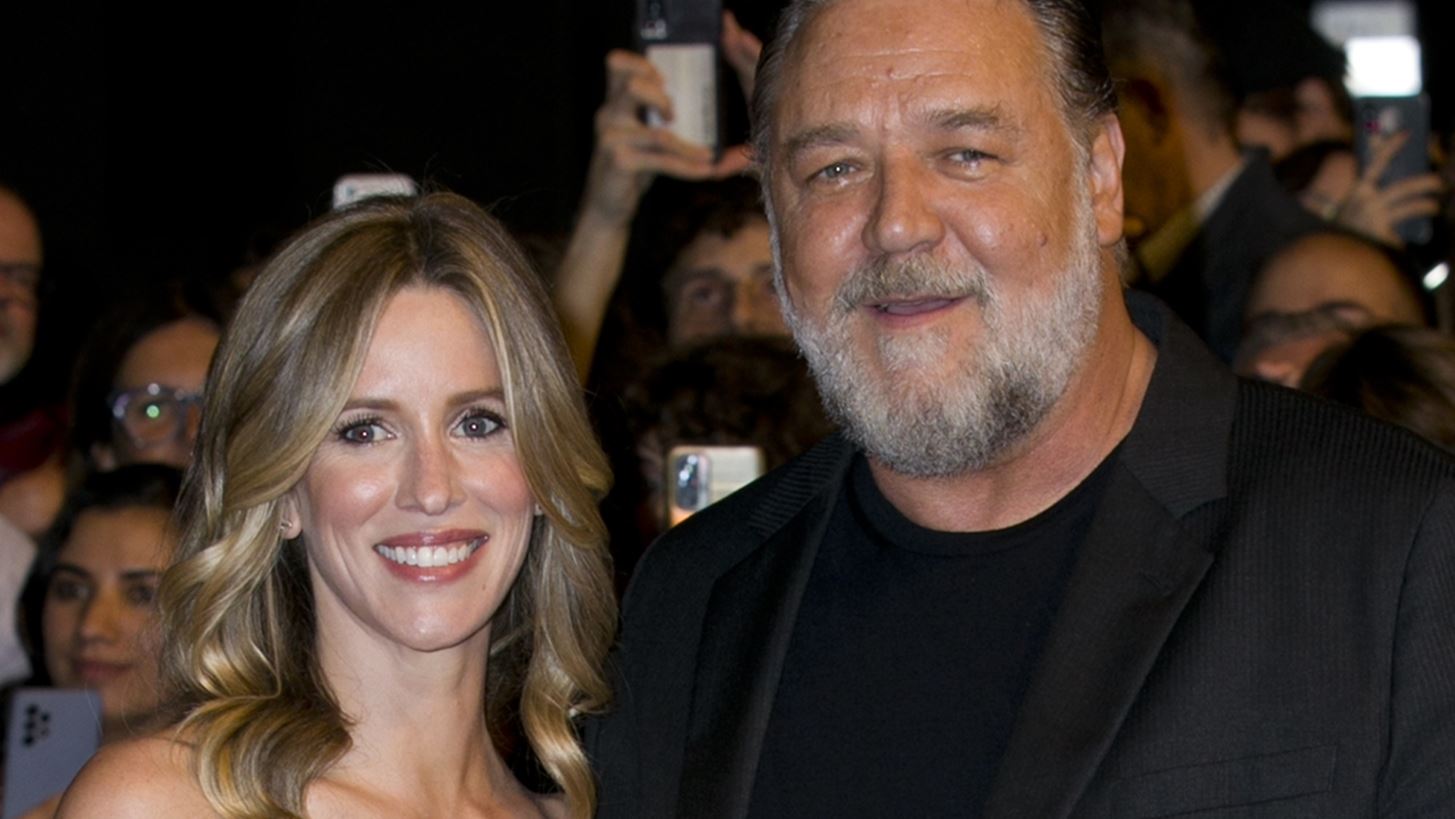 Russell Crowe | &#x388;&#x3BA;&#x3B1;&#x3BD;&#x3B5; &#x3C4;&#x3B7;&#x3BD; &#x3C0;&#x3C1;&#x3CE;&#x3C4;&#x3B7; &#x3C4;&#x3BF;&#x3C5; &#x3B5;&#x3BC;&#x3C6;&#x3AC;&#x3BD;&#x3B9;&#x3C3;&#x3B7; &#x3C3;&#x3C4;&#x3BF; &#x3BA;&#x3CC;&#x3BA;&#x3BA;&#x3B9;&#x3BD;&#x3BF; &#x3C7;&#x3B1;&#x3BB;&#x3AF; &#x3BC;&#x3B5; &#x3C4;&#x3B7; &#x3BD;&#x3AD;&#x3B1; &#x3C3;&#x3CD;&#x3BD;&#x3C4;&#x3C1;&#x3BF;&#x3C6;&#x3CC; &#x3C4;&#x3BF;&#x3C5;