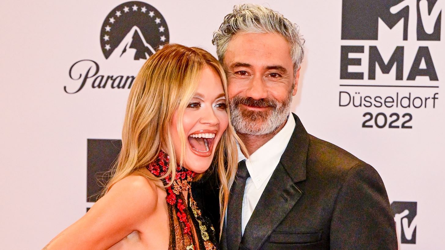 H Rita Ora &#x3B1;&#x3C0;&#x3AC;&#x3BD;&#x3C4;&#x3B7;&#x3C3;&#x3B5; &#x3C3;&#x3C4;&#x3B9;&#x3C2; &#x3C6;&#x3AE;&#x3BC;&#x3B5;&#x3C2; &#x3C0;&#x3B5;&#x3C1;&#x3AF; &#x3C3;&#x3C7;&#x3AD;&#x3C3;&#x3B7;&#x3C2; &#x3BC;&#x3B5; &#x3C4;&#x3BF;&#x3BD; Taika Waititi &#x3BA;&#x3B1;&#x3B9; &#x3C4;&#x3B7;&#x3BD; Tessa Thompson
