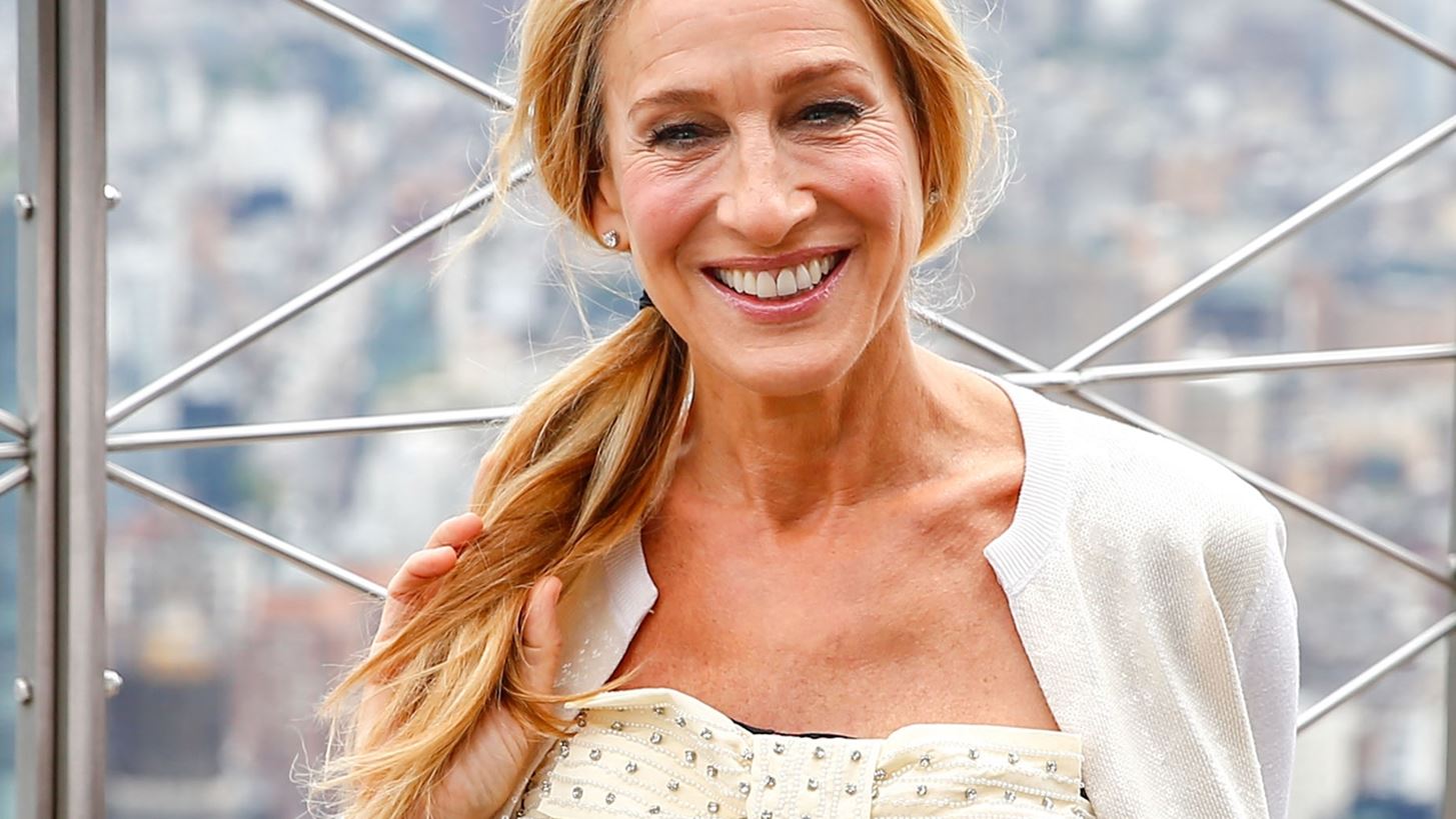 Sarah Jessica Parker | &#x397; &#x3C3;&#x3C5;&#x3B3;&#x3BA;&#x3BB;&#x3BF;&#x3BD;&#x3B9;&#x3C3;&#x3C4;&#x3B9;&#x3BA;&#x3AE; &#x3B5;&#x3BC;&#x3C6;&#x3AC;&#x3BD;&#x3B9;&#x3C3;&#x3B7; &#x3BC;&#x3B5; &#x3C0;&#x3C1;&#x3AC;&#x3C3;&#x3B9;&#x3BD;&#x3BF; &#x3C6;&#x3CC;&#x3C1;&#x3B5;&#x3BC;&#x3B1; &#x3C3;&#x3B5; &#x3BB;&#x3B1;&#x3BC;&#x3C0;&#x3B5;&#x3C1;&#x3CC; event
