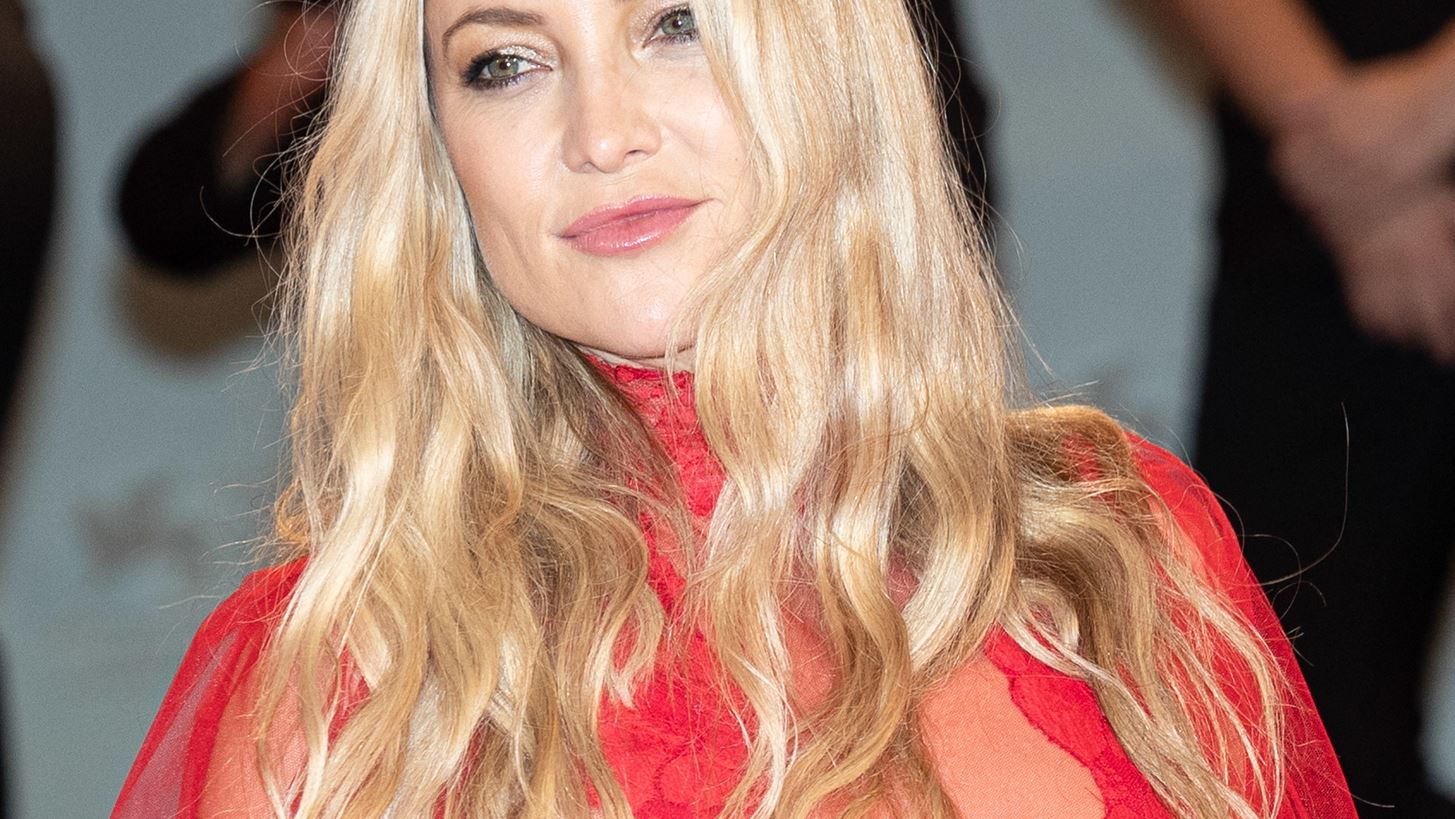 &#x397; Kate Hudson &#x3C5;&#x3B9;&#x3BF;&#x3B8;&#x3AD;&#x3C4;&#x3B7;&#x3C3;&#x3B5; &#x3BC;&#x3B9;&#x3B1; &#x3B1;&#x3C0;&#x3CC; &#x3C4;&#x3B9;&#x3C2; &#x3C0;&#x3B9;&#x3BF; &#x3B4;&#x3C5;&#x3BD;&#x3B1;&#x3C4;&#x3AD;&#x3C2; makeup &#x3C4;&#x3AC;&#x3C3;&#x3B5;&#x3B9;&#x3C2; &#x3C4;&#x3BF;&#x3C5; &#x3C6;&#x3B8;&#x3B9;&#x3BD;&#x3BF;&#x3C0;&#x3CE;&#x3C1;&#x3BF;&#x3C5; &#x3C3;&#x3C4;&#x3BF; &#x3A6;&#x3B5;&#x3C3;&#x3C4;&#x3B9;&#x3B2;&#x3AC;&#x3BB; &#x392;&#x3B5;&#x3BD;&#x3B5;&#x3C4;&#x3AF;&#x3B1;&#x3C2;