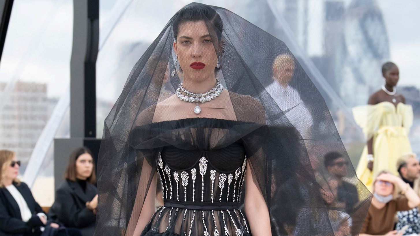 Alexander McQueen S22 | Η επιστροφή του οίκου στο Λονδίνο