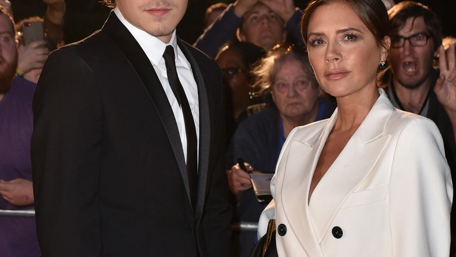 Victoria Beckham | &#x39F; &#x3BB;&#x3CC;&#x3B3;&#x3BF;&#x3C2; &#x3C0;&#x3BF;&#x3C5; &#x3AD;&#x3BA;&#x3B1;&#x3BD;&#x3B5; &#x3C4;&#x3B7; Nicola Peltz &#x3BD;&#x3B1; &#x3B2;&#x3AC;&#x3BB;&#x3B5;&#x3B9; &#x3C4;&#x3B1; &#x3BA;&#x3BB;&#x3AC;&#x3BC;&#x3B1;&#x3C4;&#x3B1; &#x3C3;&#x3C4;&#x3B7; &#x3B4;&#x3B5;&#x3BE;&#x3AF;&#x3C9;&#x3C3;&#x3B7; &#x3C4;&#x3BF;&#x3C5; &#x3B3;&#x3AC;&#x3BC;&#x3BF;&#x3C5; &#x3C4;&#x3B7;&#x3C2; &#x3BC;&#x3B5; &#x3C4;&#x3BF;&#x3BD; Brooklyn Beckham