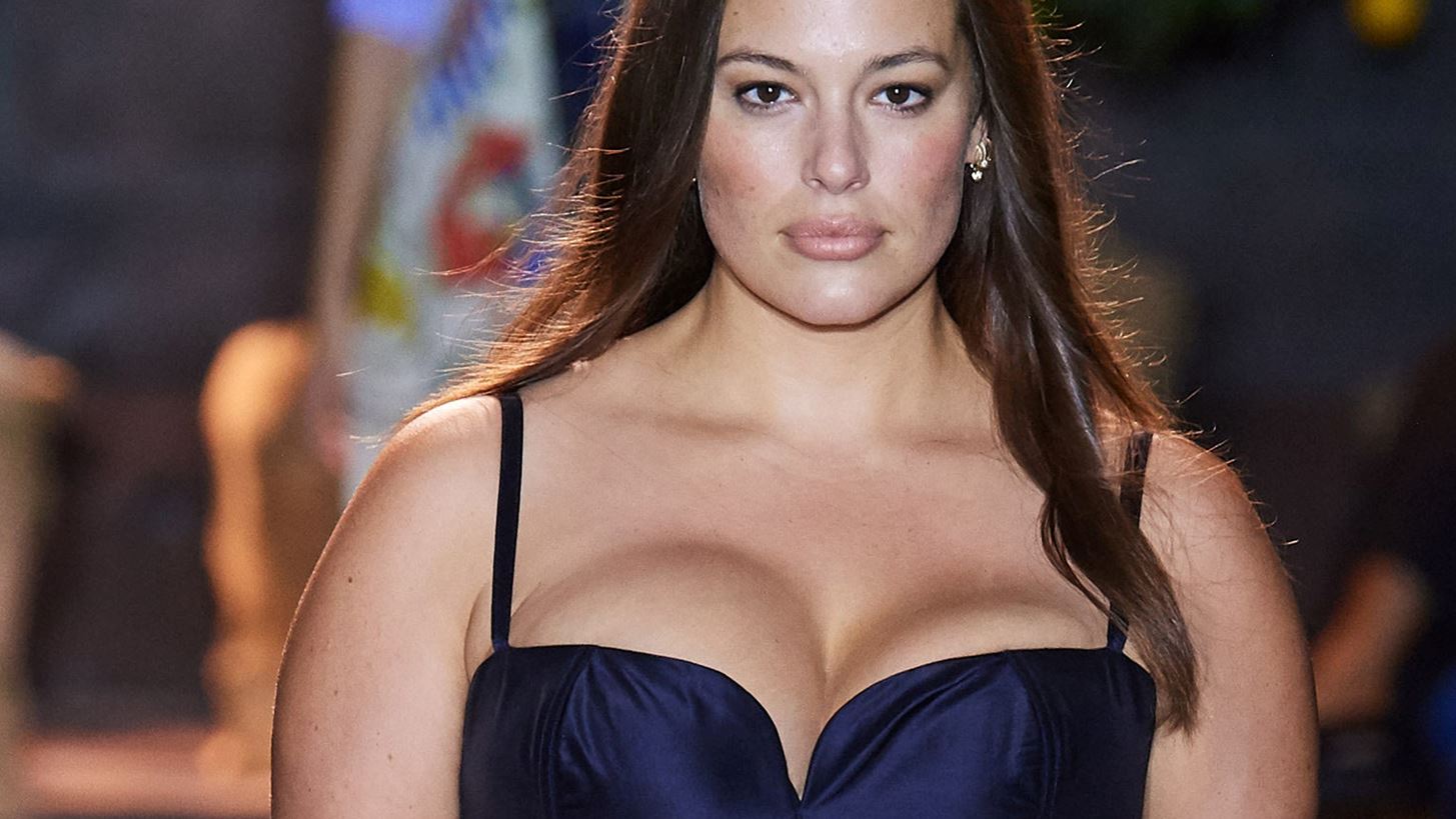 Ashley Graham | &#x3A0;&#x3BF;&#x3B6;&#x3AC;&#x3C1;&#x3B5;&#x3B9; &#x3B3;&#x3C5;&#x3BC;&#x3BD;&#x3AE; 4 &#x3BC;&#x3AE;&#x3BD;&#x3B5;&#x3C2; &#x3BC;&#x3B5;&#x3C4;&#x3AC; &#x3C4;&#x3B7; &#x3B3;&#x3AD;&#x3BD;&#x3BD;&#x3B1;