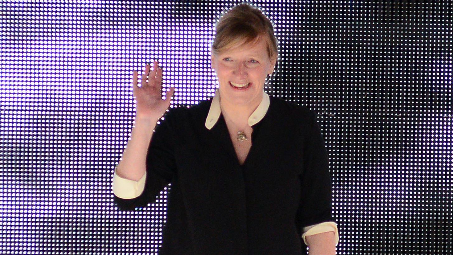 &#x397; &#x3C3;&#x3C7;&#x3B5;&#x3B4;&#x3B9;&#x3AC;&#x3C3;&#x3C4;&#x3C1;&#x3B9;&#x3B1; Sarah Burton &#x3B8;&#x3B1; &#x3B2;&#x3C1;&#x3B1;&#x3B2;&#x3B5;&#x3C5;&#x3C4;&#x3B5;&#x3AF; &#x3C3;&#x3C4;&#x3B1; British Fashion Awards